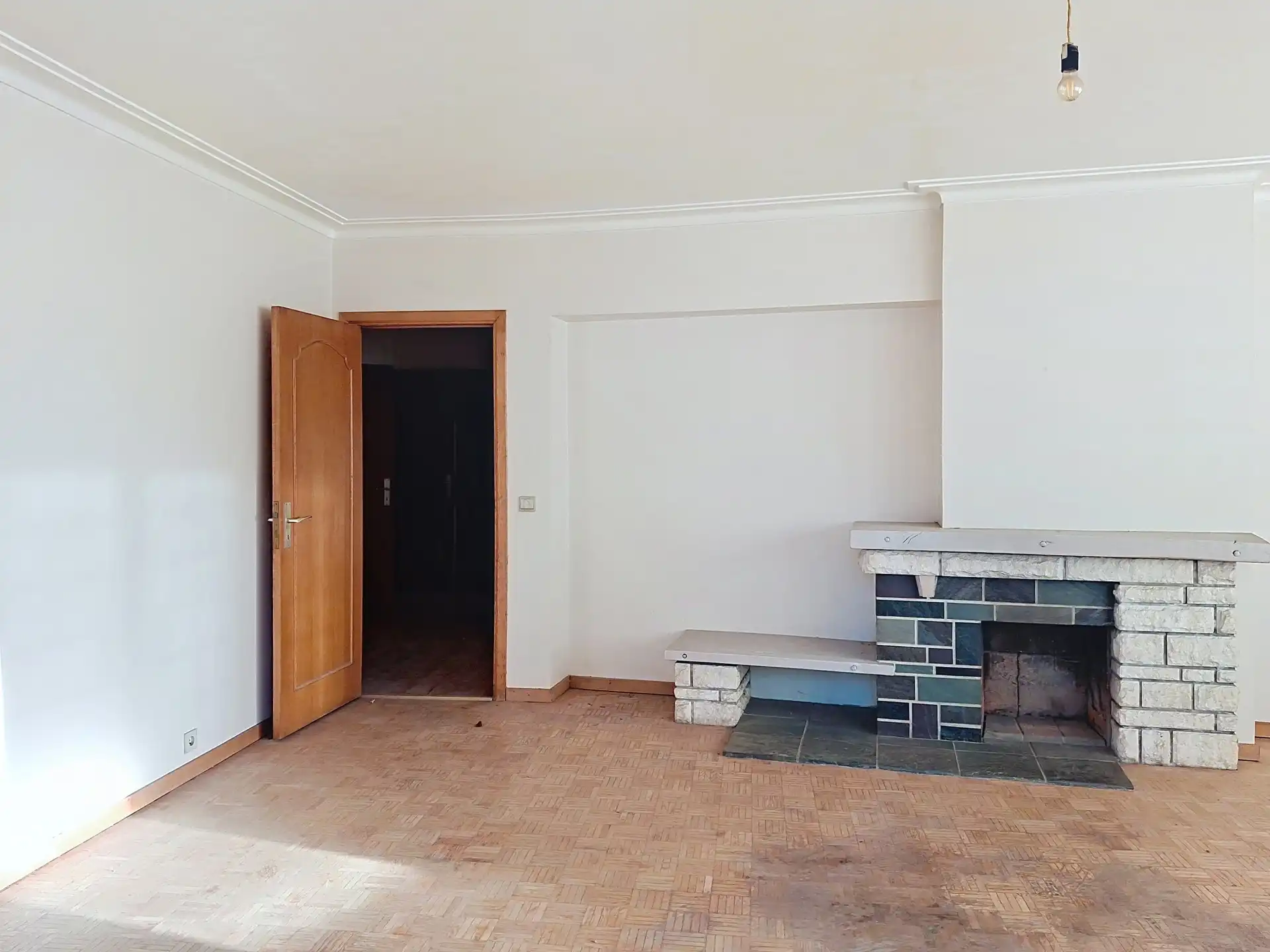 TE KOOP – 2 SLAAPKAMER APPARTEMENT MET GARAGE OP TOPLOCATIE foto 3