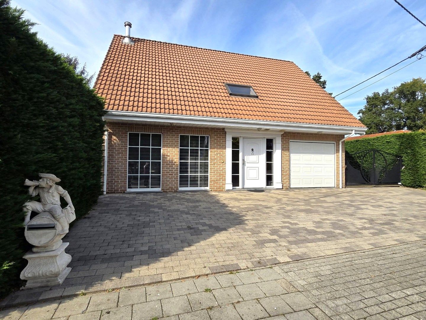Instapklare villa met 5 slaapkamers, mooi terras en tuin in rustige buurt te Zemst foto {{pictureIndex}}