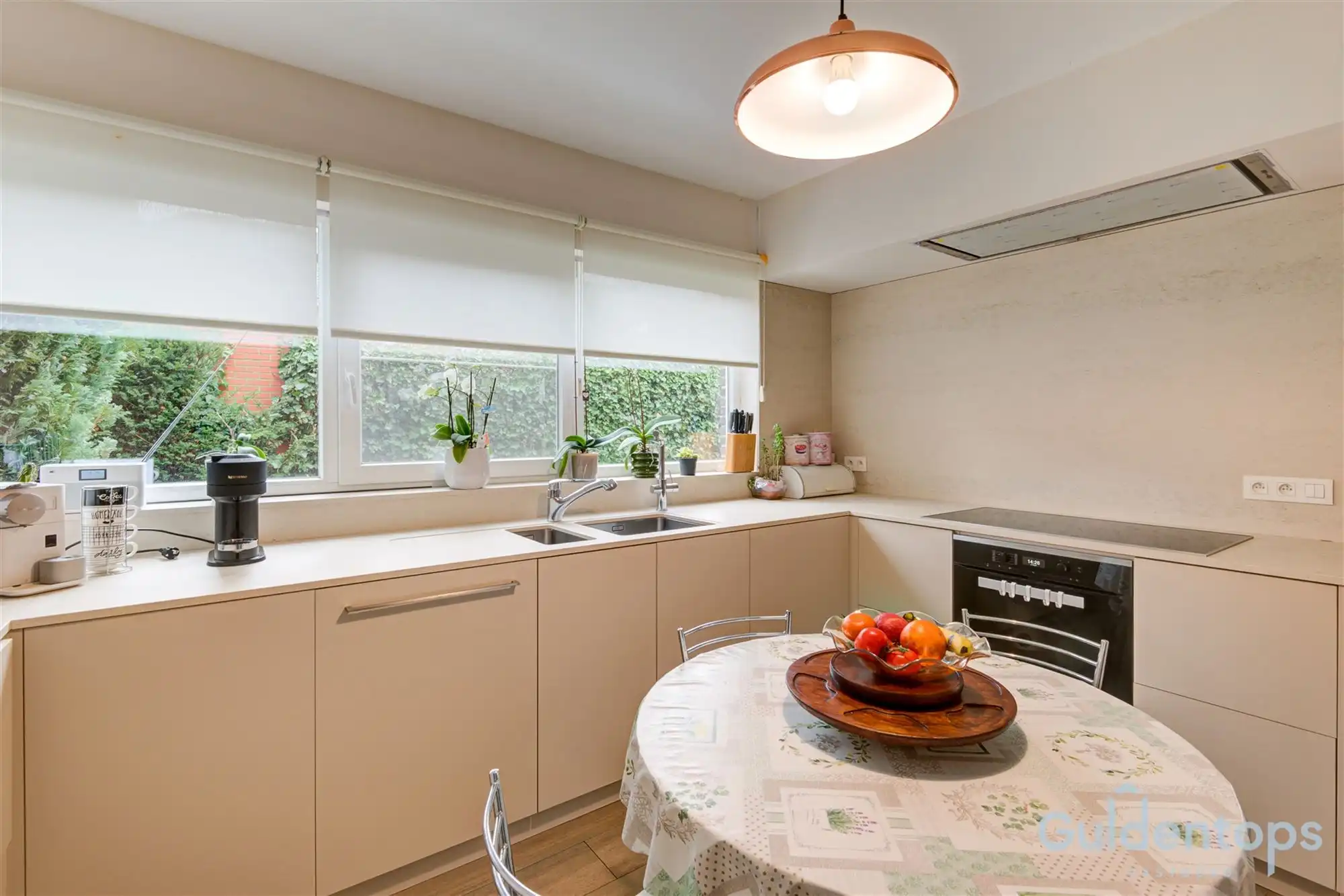 Knappe villa op exceptioneel perceel in gegeerde wijk foto 11