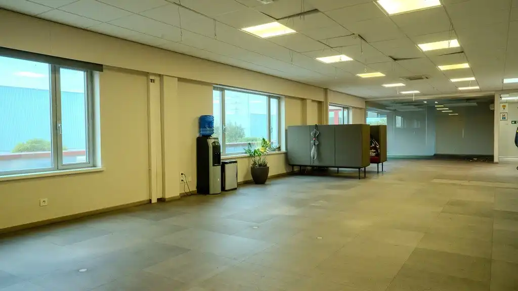 Magazijn met kantoren te huur langs E34 in Beveren foto 18