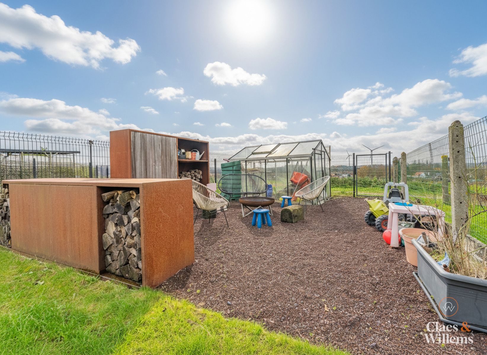 Ruim huis met zonnepanelen en vrije tuin  foto 24