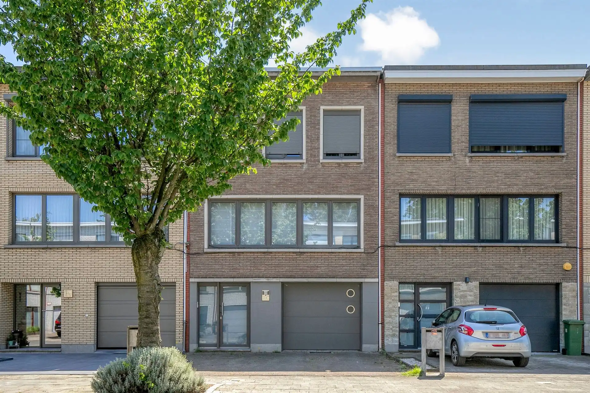 Ruime bel-etagewoning met 3 slpk's, garage en prachtige tuin! foto 2