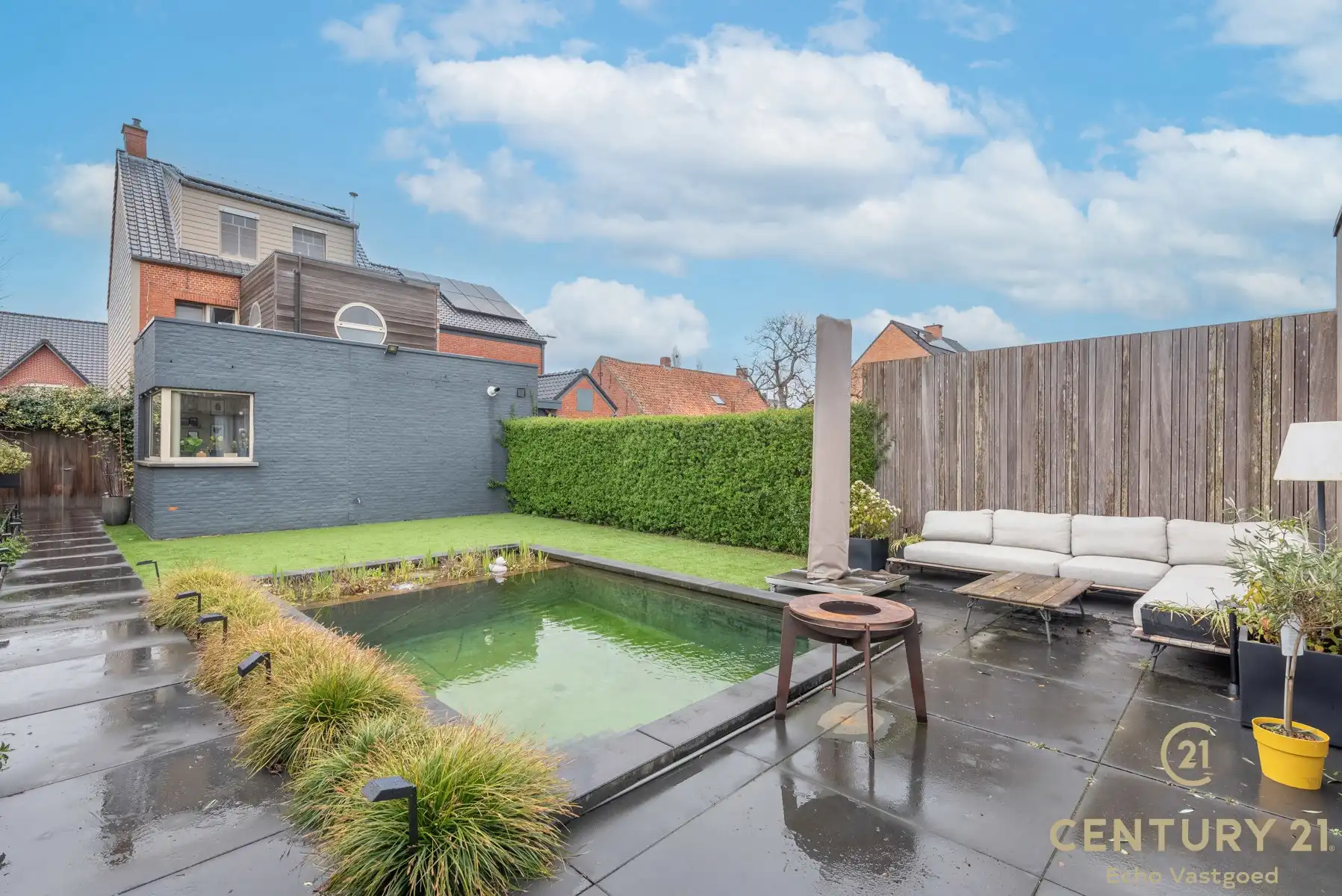 Charmante woonst met 5 slpk, tuintje, bijhuis en zwemvijver  foto {{pictureIndex}}