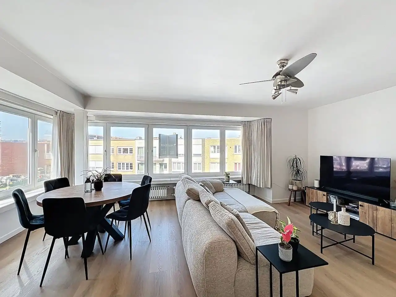 Mooi ingedeeld twee slaapkamerappartement in het hart van Heist. foto 4