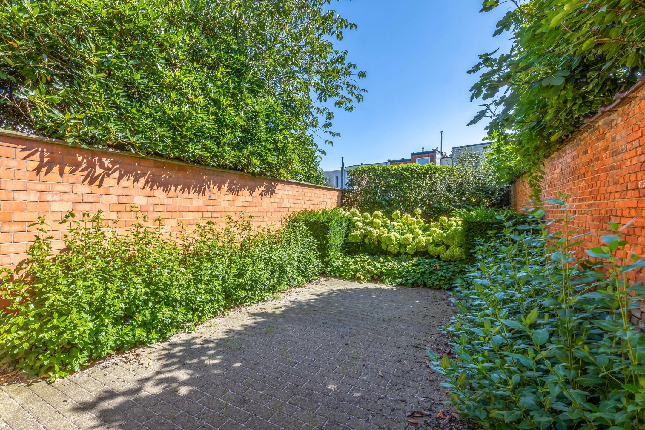 Gerenoveerd pand ingericht als kantoor met tuin en garage foto 9