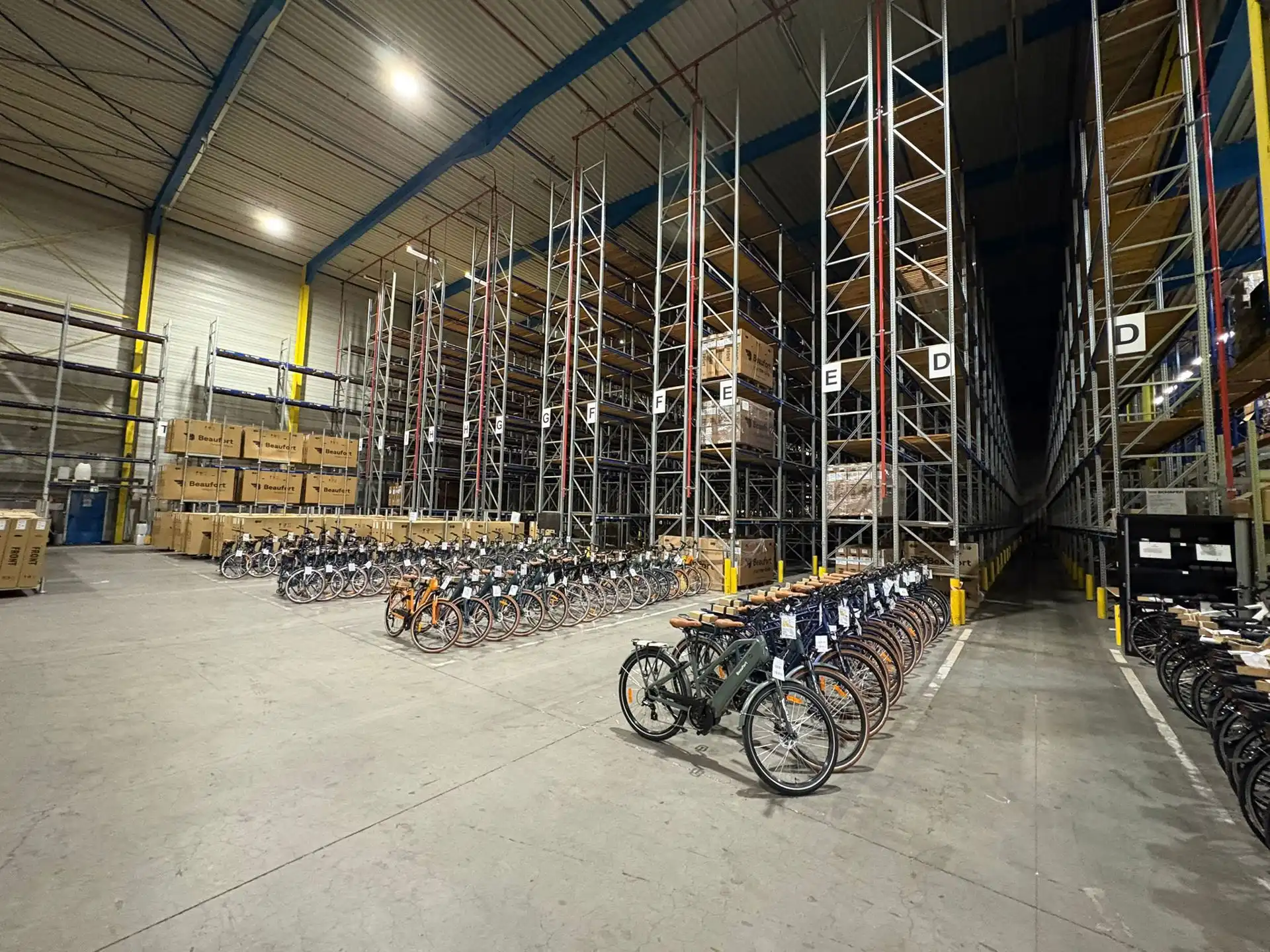 Hoge magazijnruimte van 5.400m² met hoogtes van  ca. 9m en ca. 14m foto 3