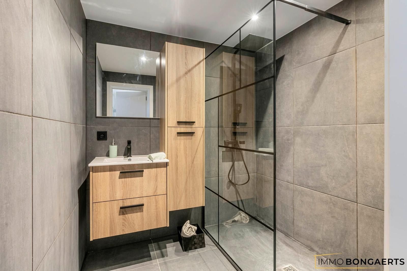 Instapklare gezinswoning met 3 slaapkamers, tuin en garage te Genk foto 2