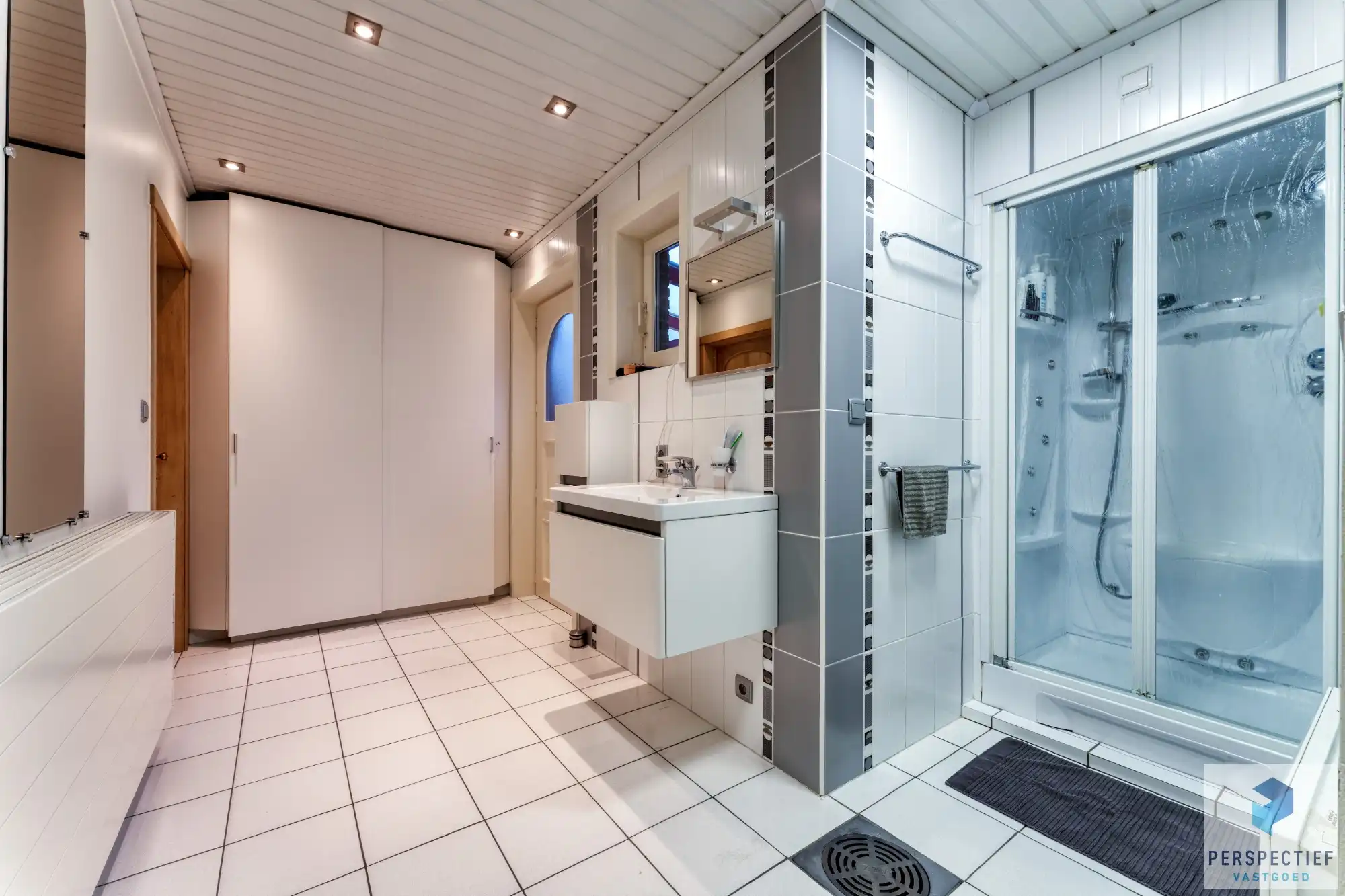 Landelijk gelegen villa met handelsruimte en buitenzwembad op 1370 m² foto 15