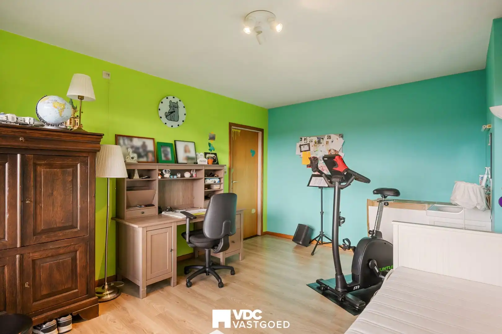 Ruime villa met praktijkruimte of extra woonruimte, zicht op bloesemweide en perceel van 1.745 m² foto 27