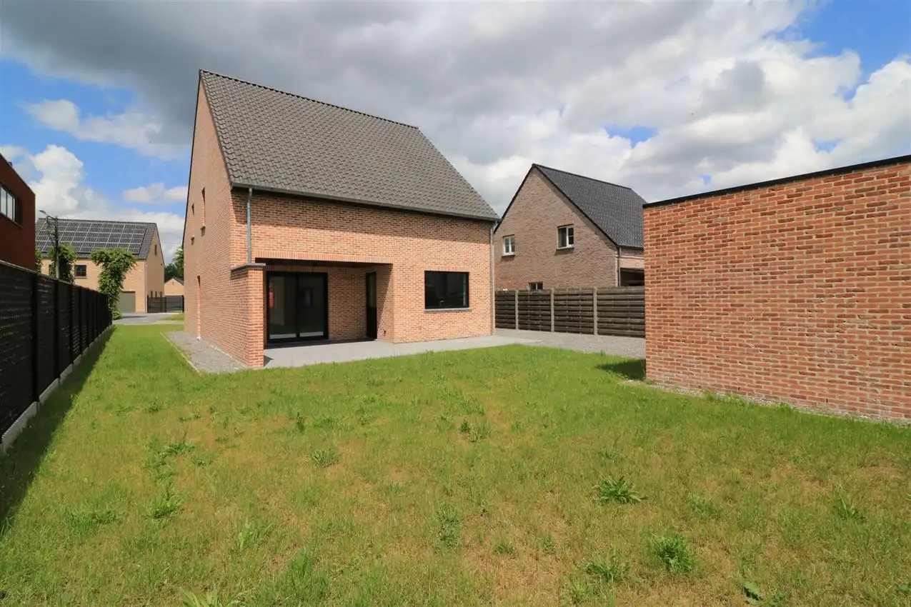 Aangename woning met drie slaapkamers en mooie tuin op rustige locatie foto 2