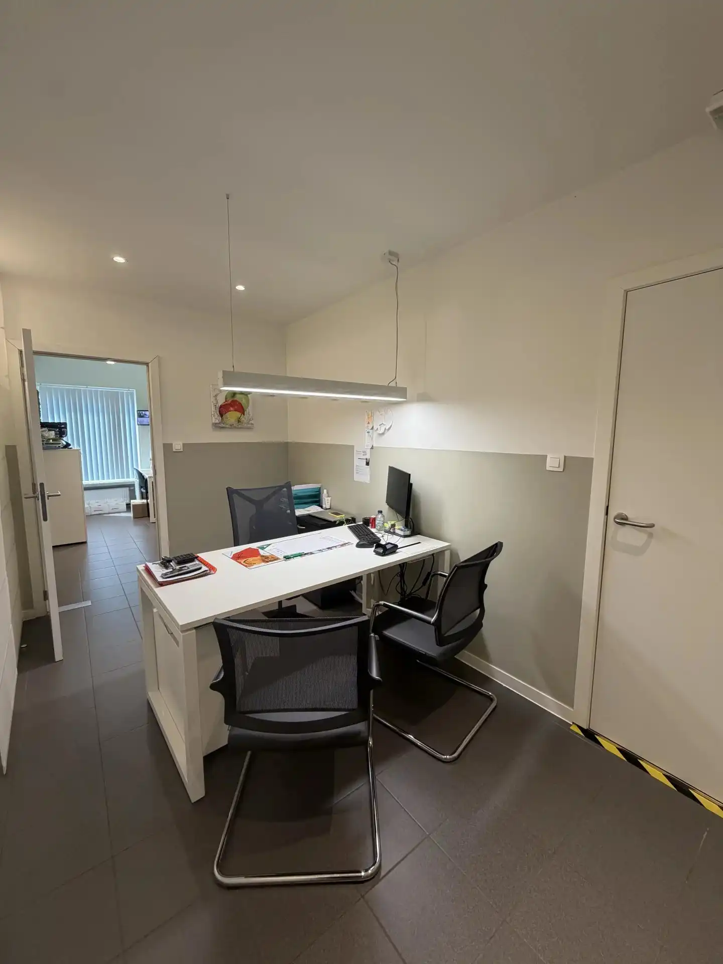 Ruim handelspand op toplocatie in Koersel centrum foto 7