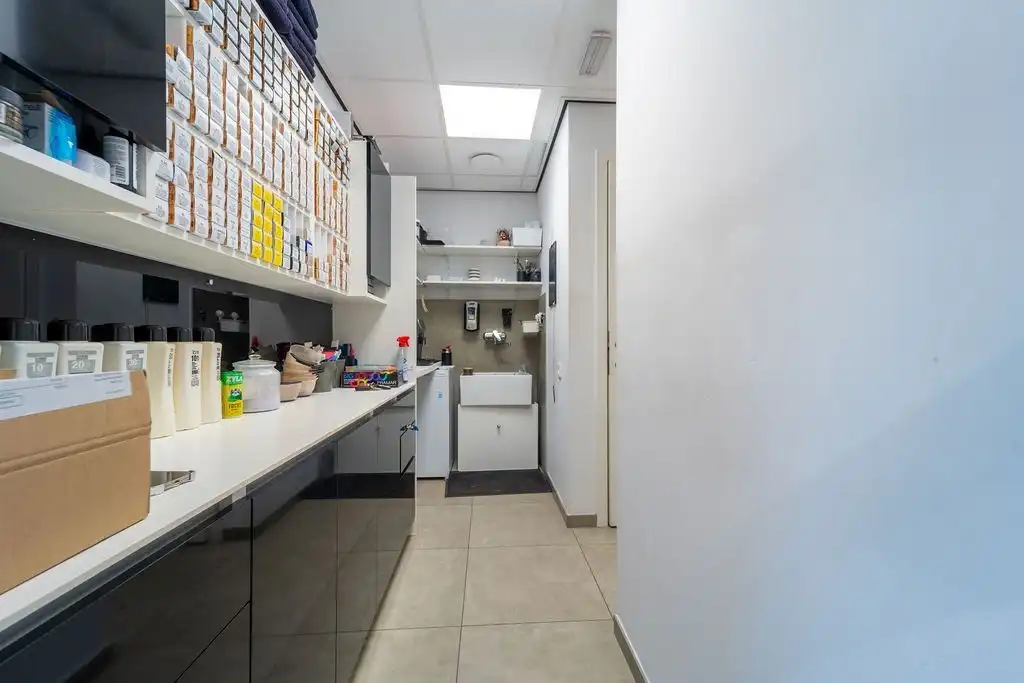 UITSTEKENDE OPBRENGSTENEIGENDOM - MODERNE COMMERCIËLE HANDELSRUIMTE MET BERGING OP TOPLOCATIE NABIJ HASSELT CENTRUM VANAF 295.000 EURO foto 11