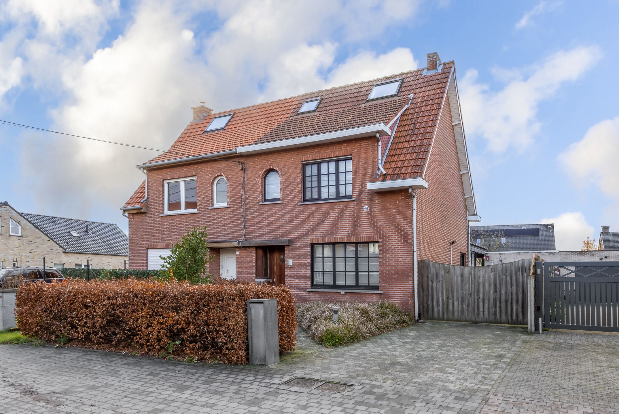 Hoofdfoto van de publicatie: Charmante HOB met overdekt terras, omheinde tuin en garage