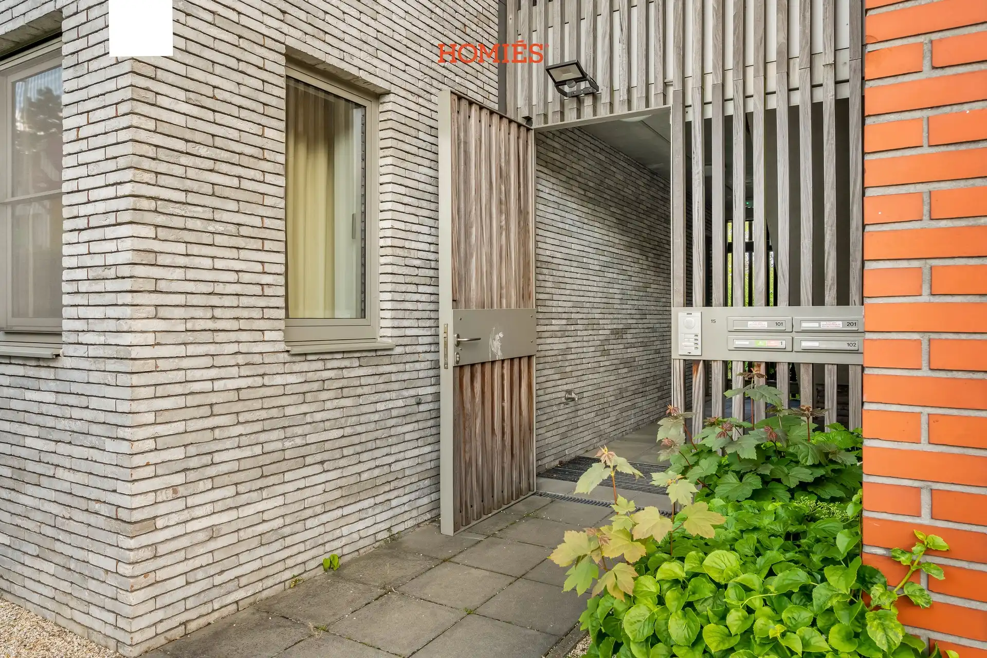 Modern 1-slaapkamerappartement met terras en staanplaats foto 6