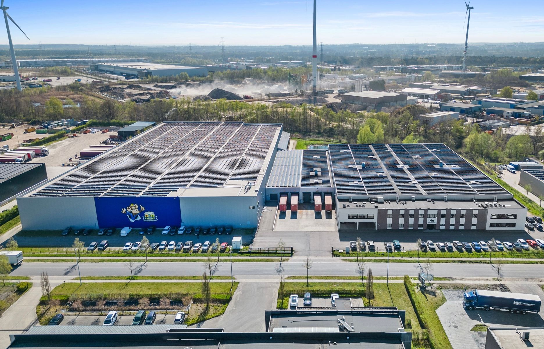 Volledig uitgerust distributiecentrum in nieuwbouwstaat foto {{pictureIndex}}