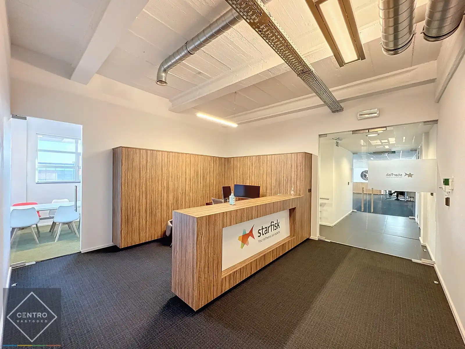 Instapklare KANTOORRUIMTE (217m²) voorzien van alle comfort (databekabeling, airco,...) en ruime parkeergelegenheid. Vlot bereikbaar via Expresweg van Brugge! foto 2