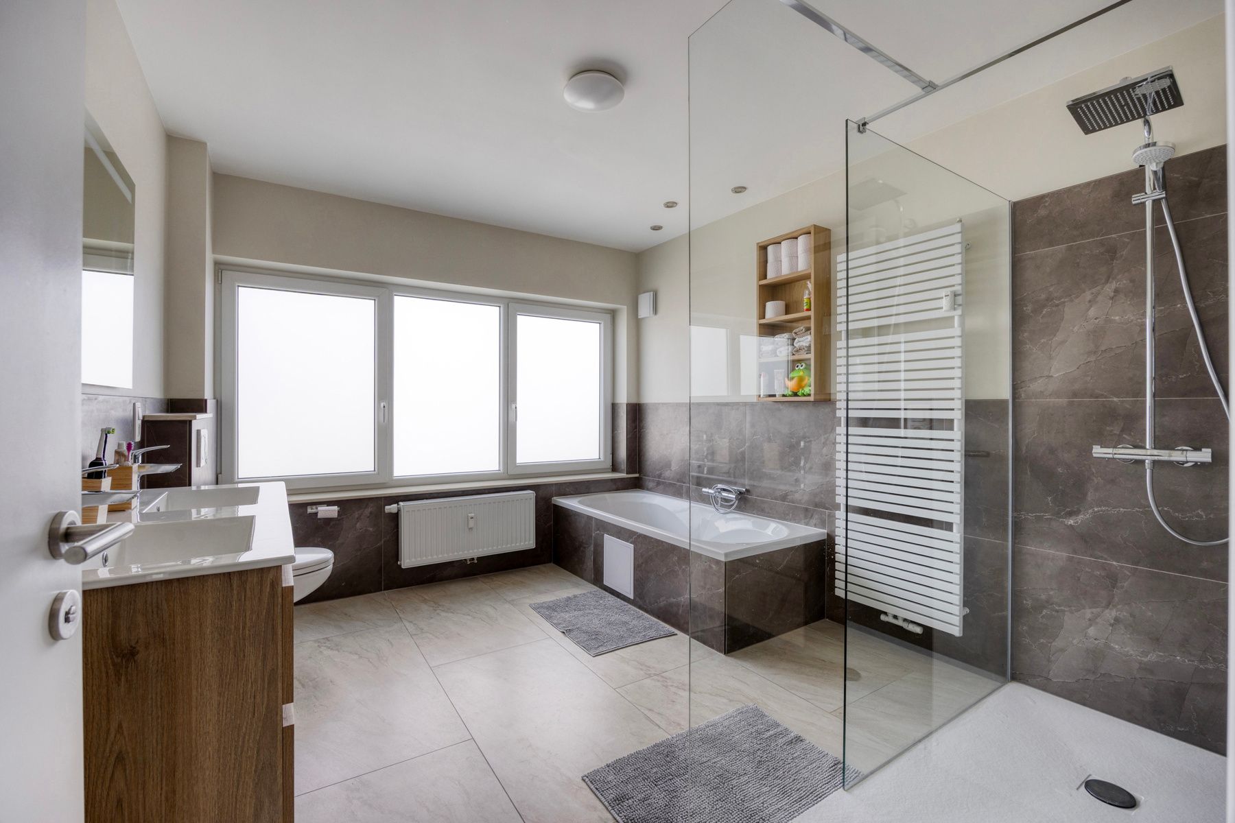 Ruim gerenoveerd 3-slaapkamer appartement op toplocatie !!! foto 9