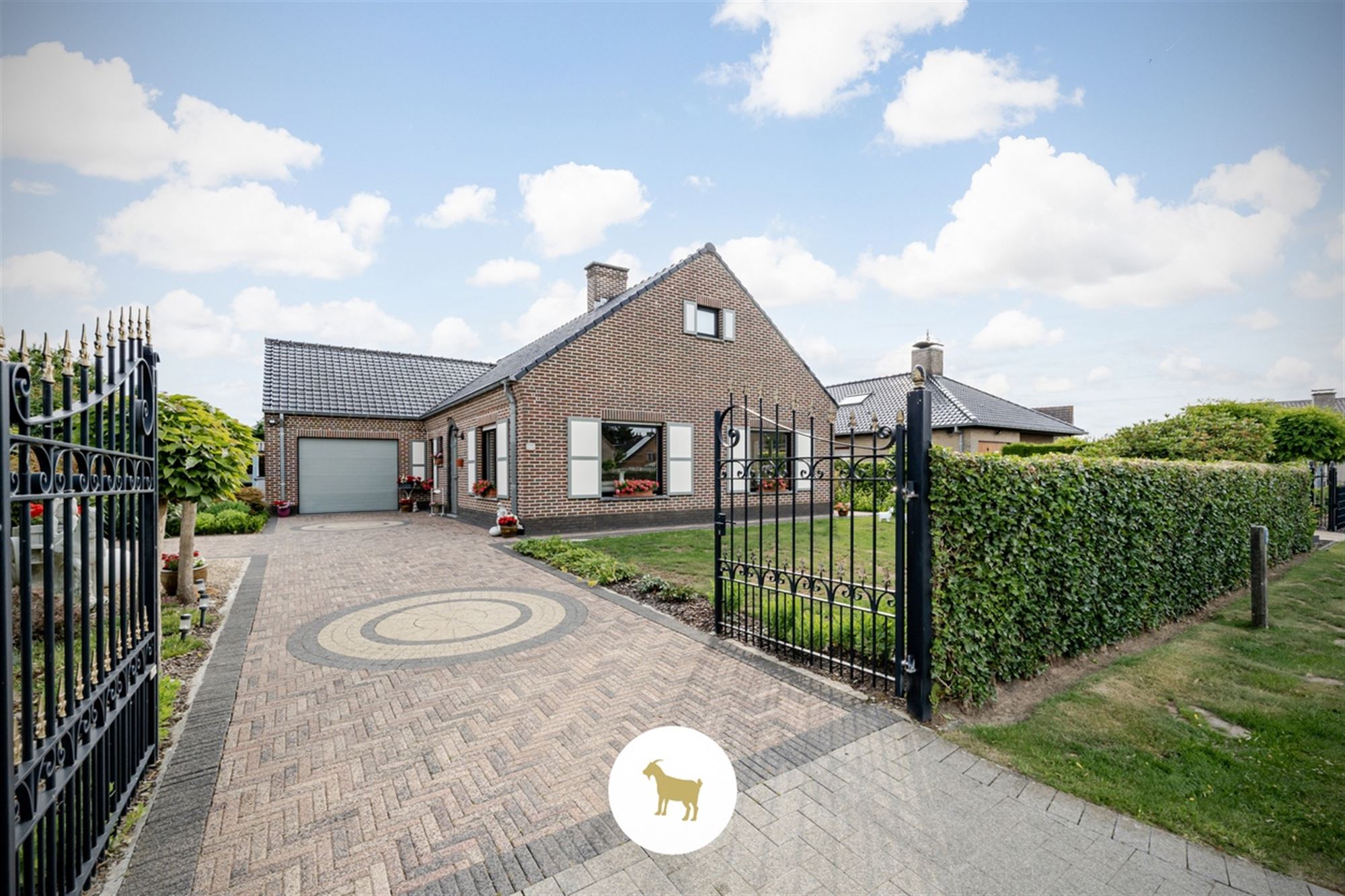 Instapklare LAAGBOUWVILLA met 3 slaapkamers, bureauruimte, veranda en garage op een ruim perceel van ca. 796 m² foto {{pictureIndex}}