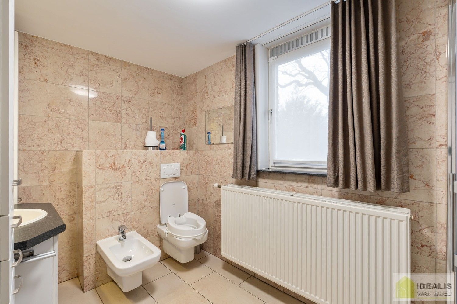 IDEALIS VASTGOED – Ruime te renoveren villa op riant perceel! De villa omvat 198m² netto bewoonbare oppervlakte met een ruime woonkamer en aansluitend uitgeruste keuken, badkamer, 2 grote en 1 kleine slaapkamer, kelder, veranda en 2 garages met sectionale poort van ca. 100m². De villa is gelegen op een prachtig perceel met een oppervlakte van ca. 1,1 hectare (11.000m²)! omgeven door bosgebied! Zeer geschikt voor kandidaten op zoek naar een unieke locatie zeer centraal gelegen, doch volledig omgeven door groen. foto 18