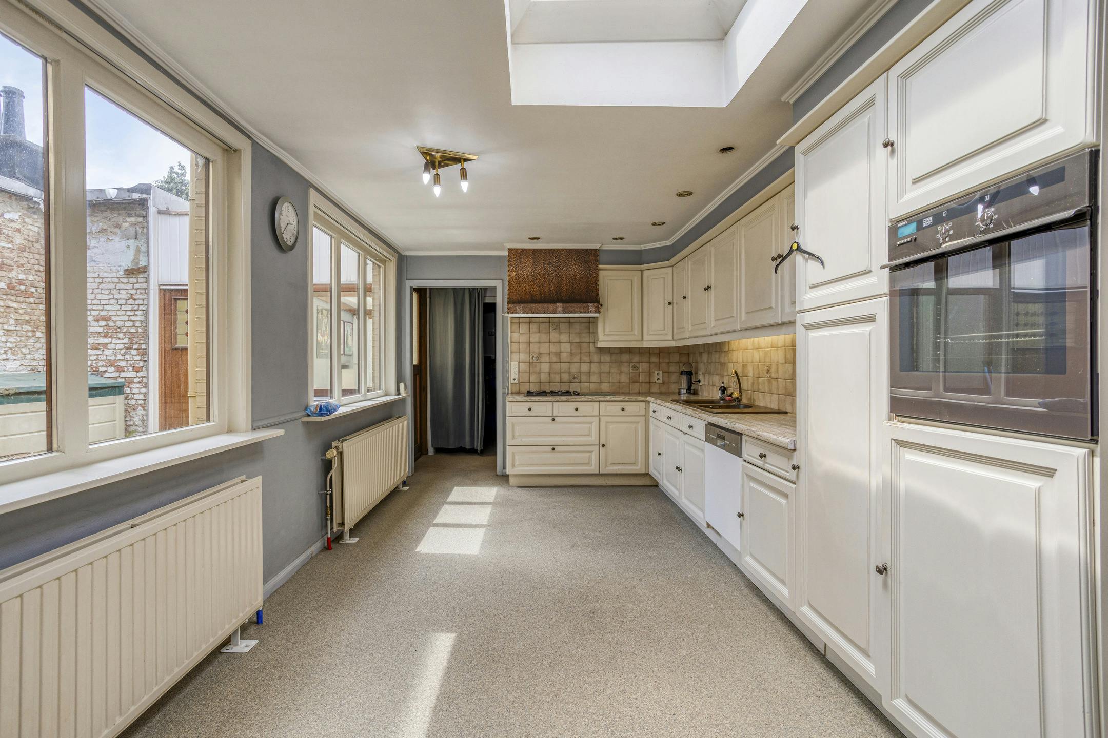 Te renoveren huis met vier slaapkamers en tuin in het centrum foto 4