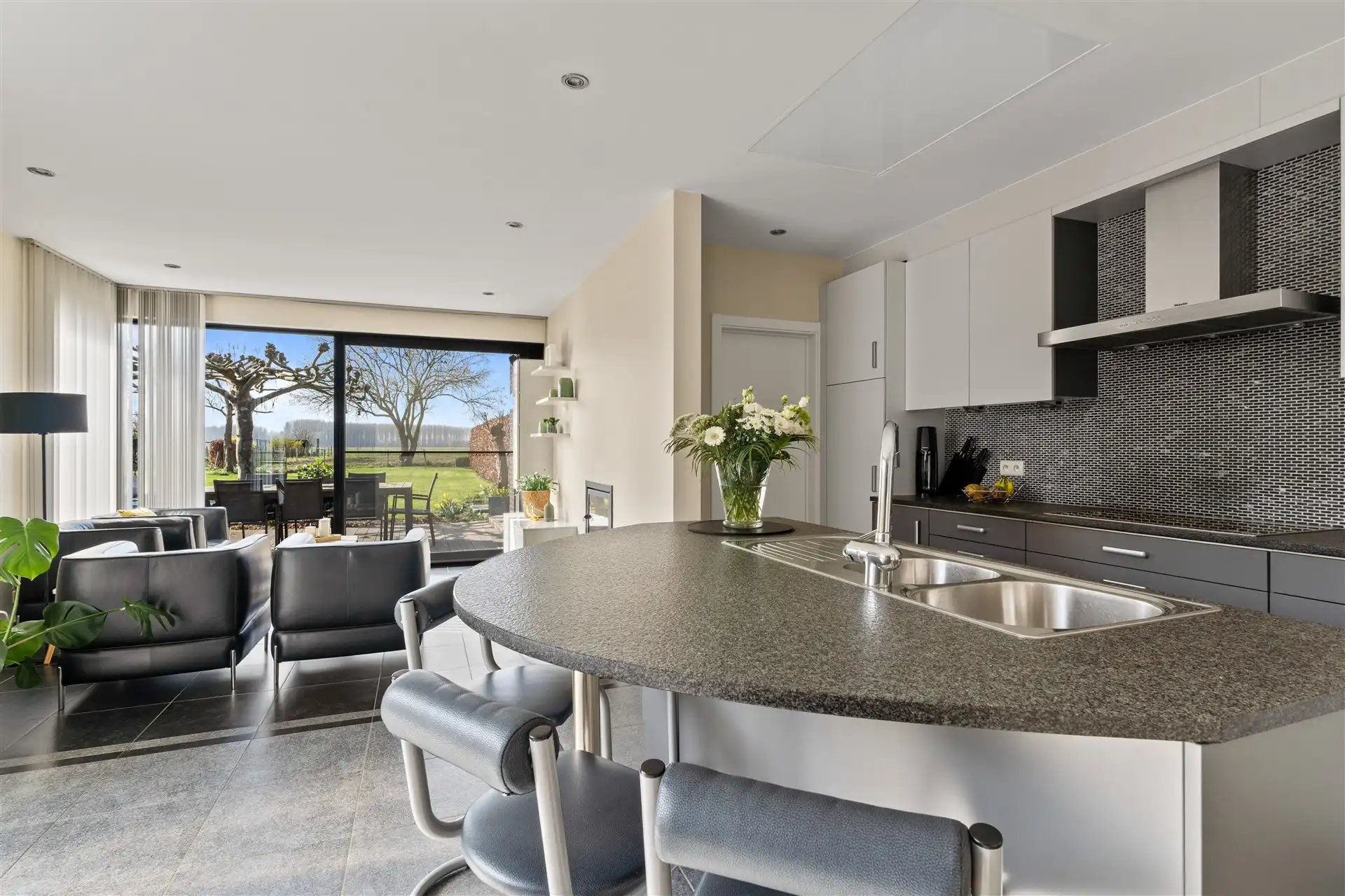 Modern halfopen bebouwing met uniek zicht in een landelijke omgeving. foto 13