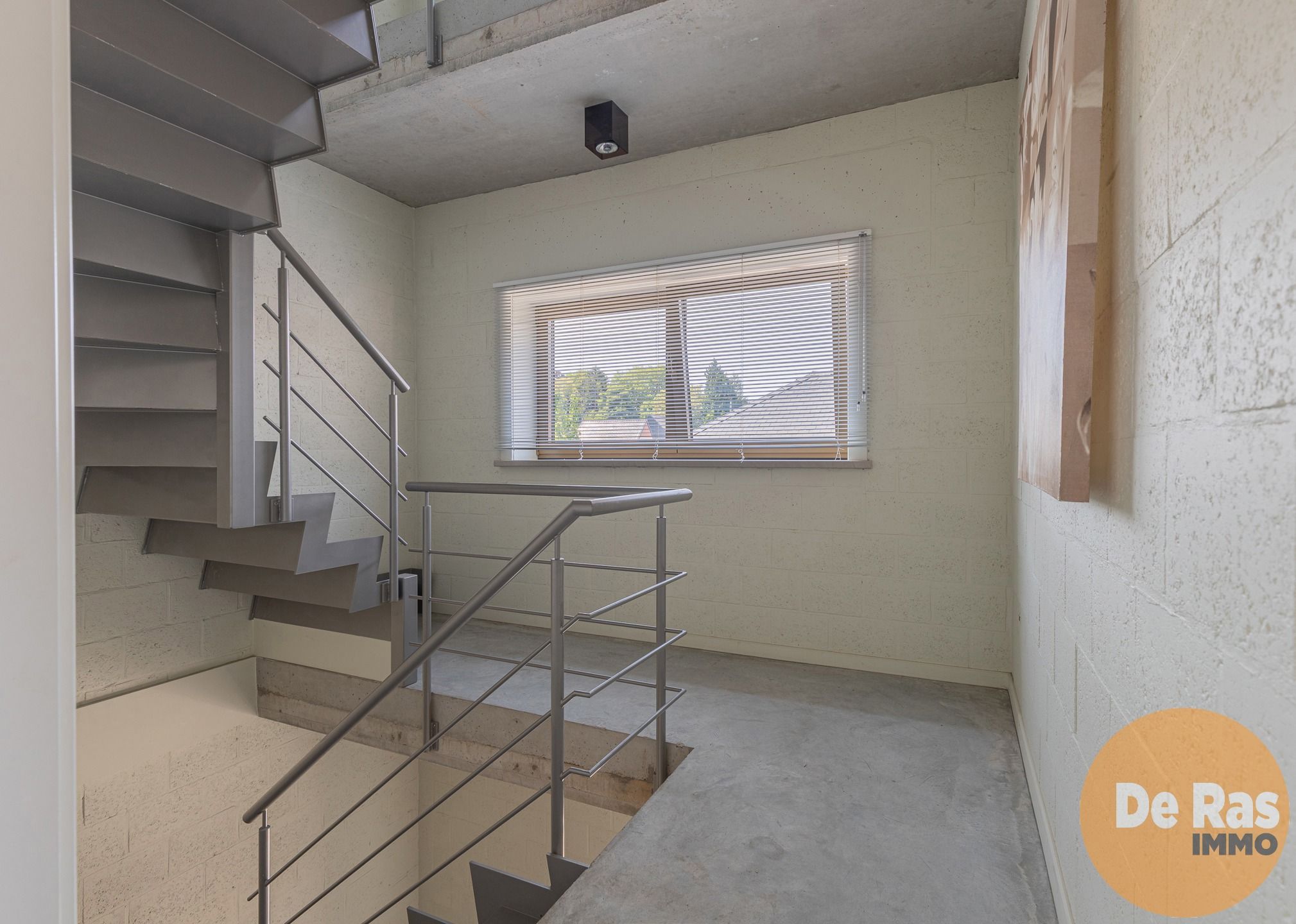 NIEUWERKERKEN - Recent gebouw met magazijn foto 17