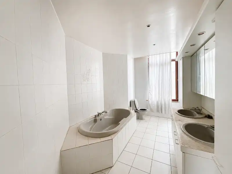 Veelzijdig handelspand op toplocatie te koop foto 4
