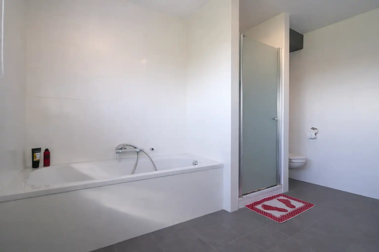 Recente woning met 3 grote slaapkamers, mooie tuin en mogelijkheid tot aankoop carport.  foto 8