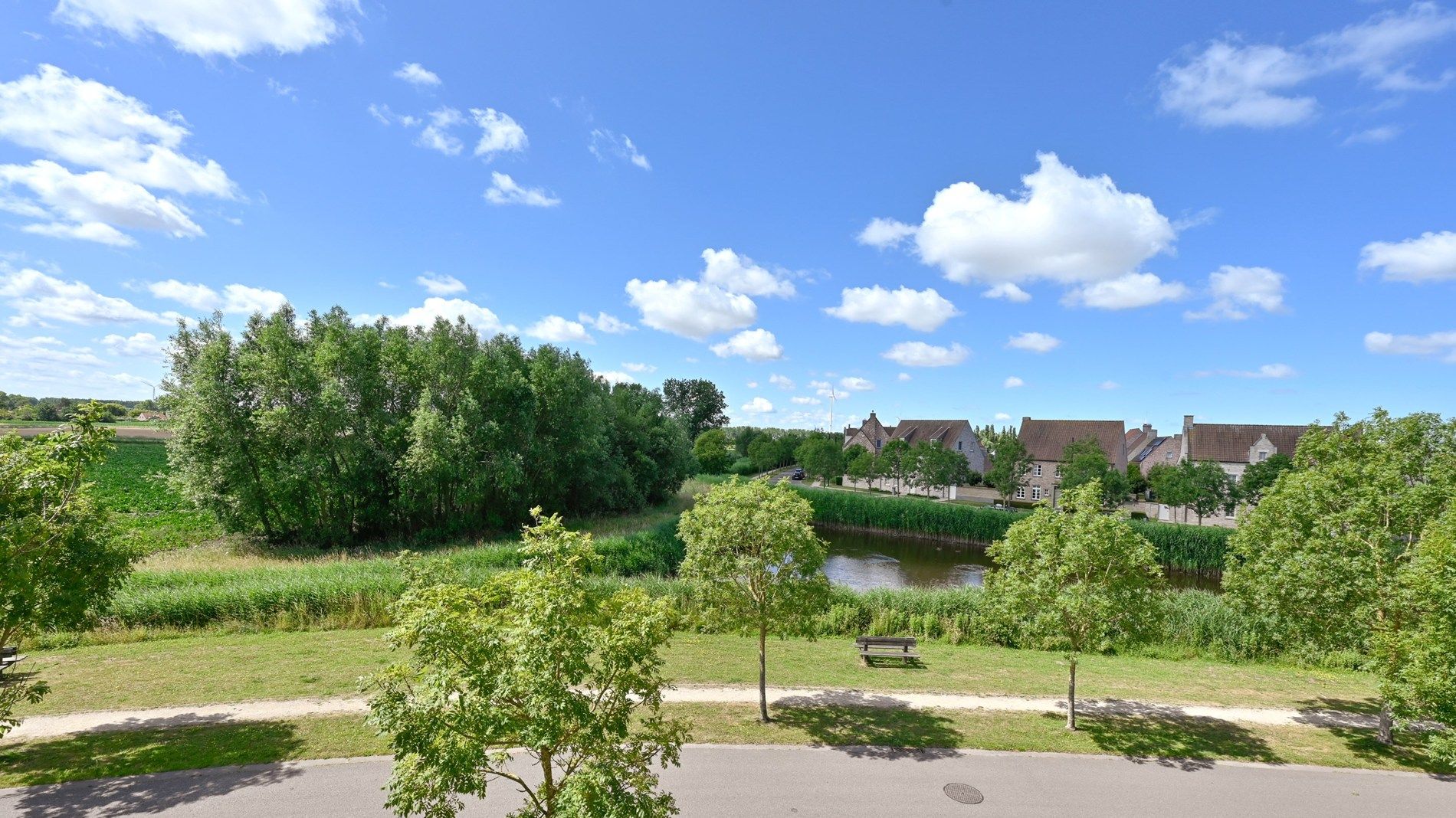 Bijzonder groot en goed onderhouden halfopen villa foto 26