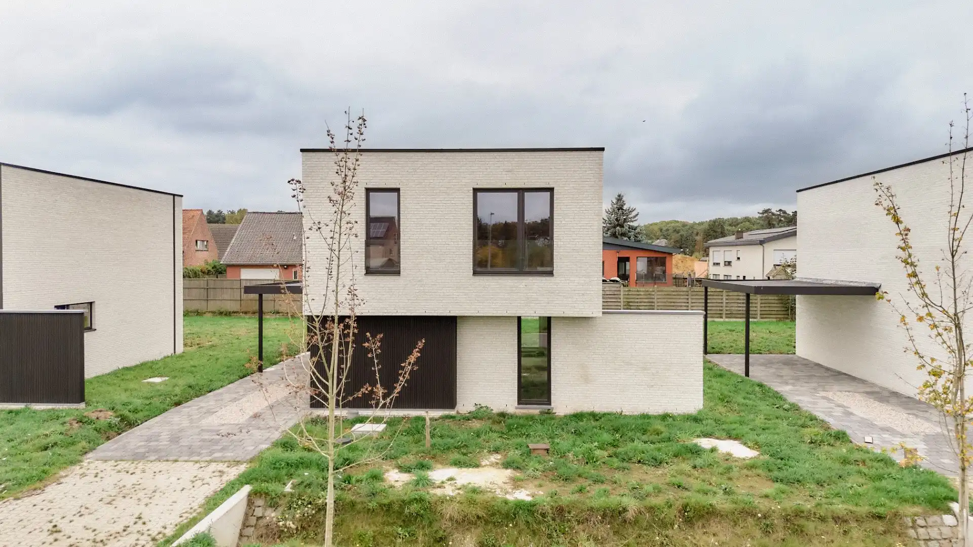 Moderne vrijstaande woning met zuid gerichte tuin foto {{pictureIndex}}