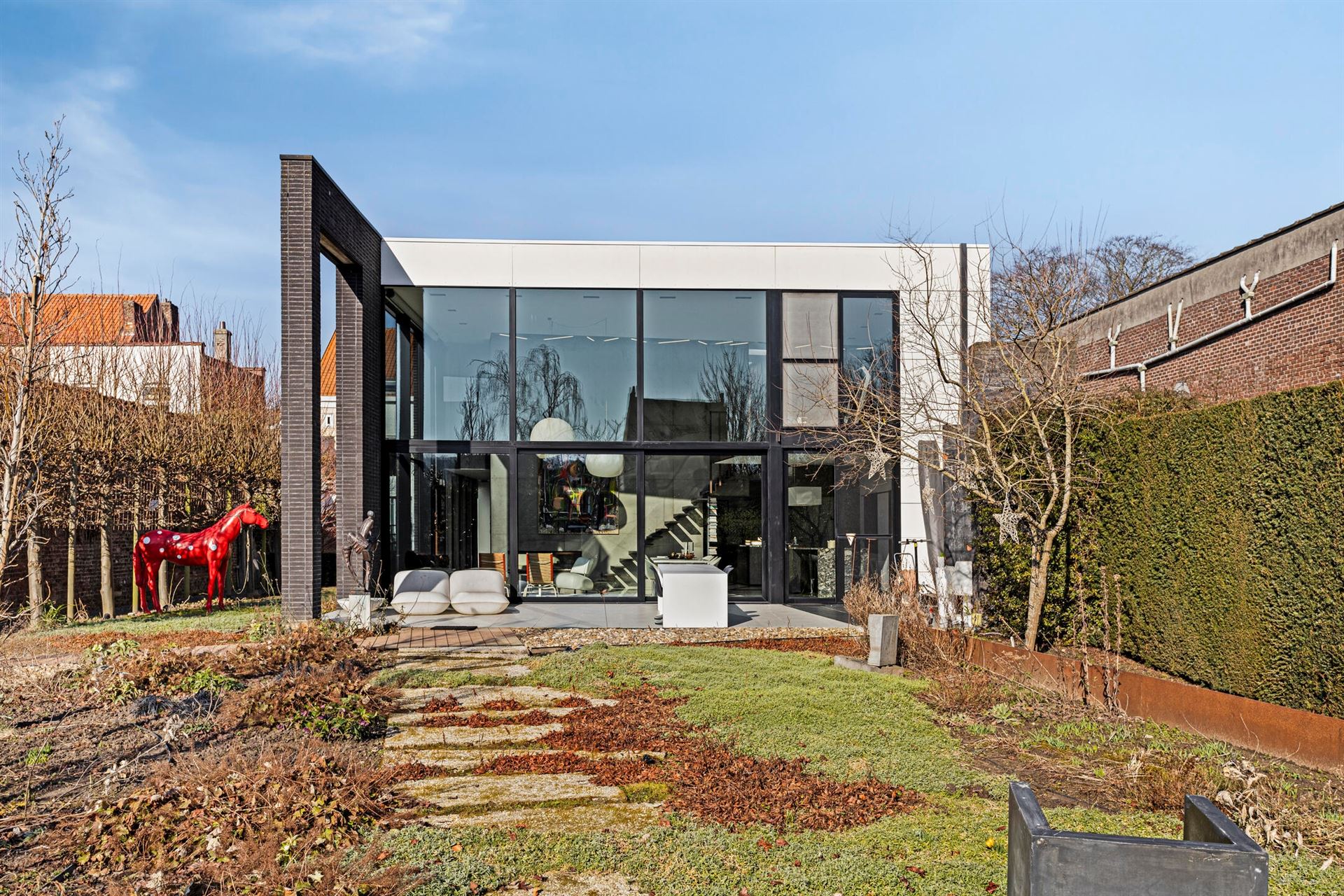 Prachtige, moderne architecturale villa met handelshuis  foto {{pictureIndex}}