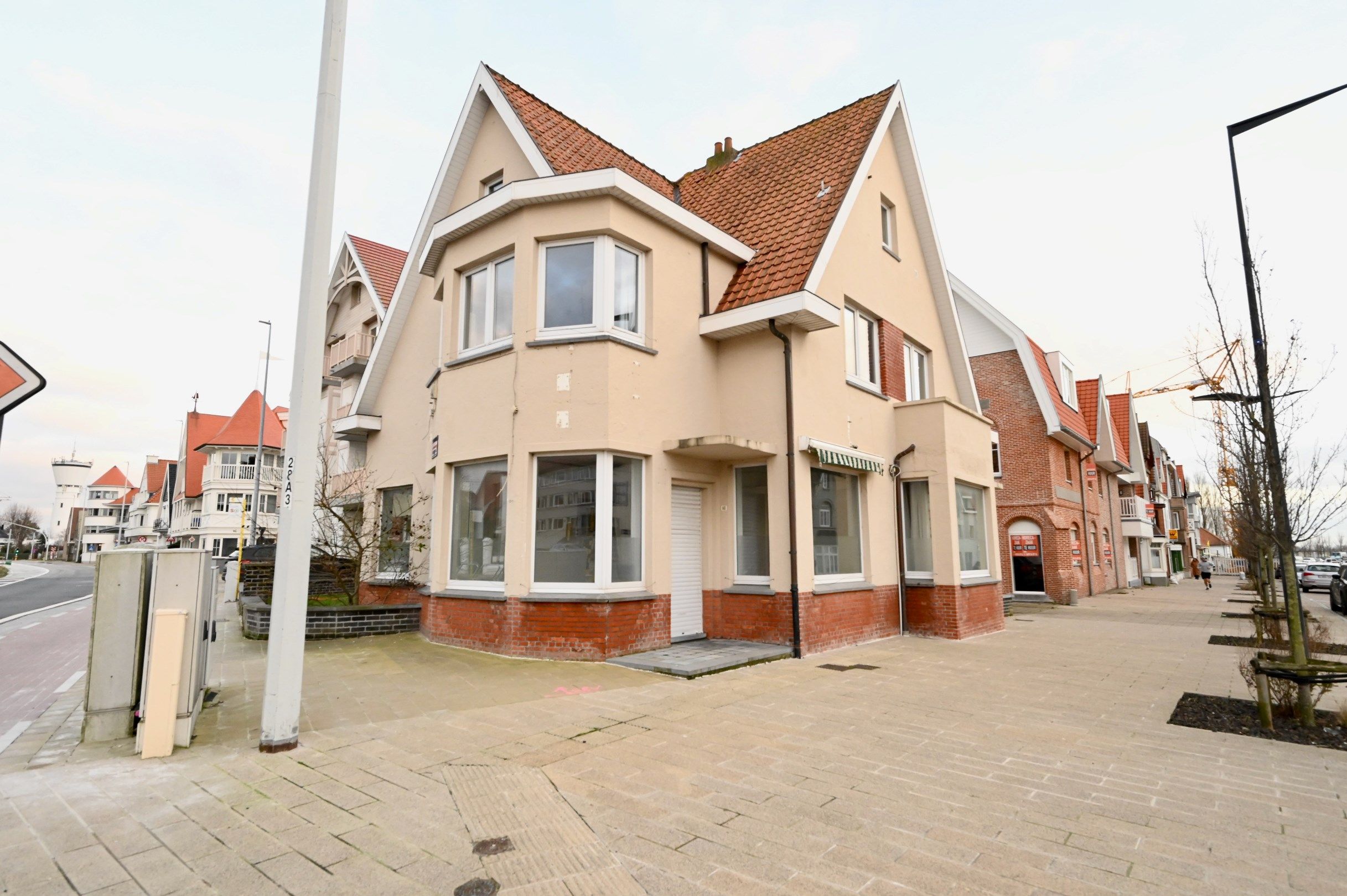 Alleenstaande charmante villa met 6 slaapkamers gelegen midden in het hartje van Duinberge foto 2