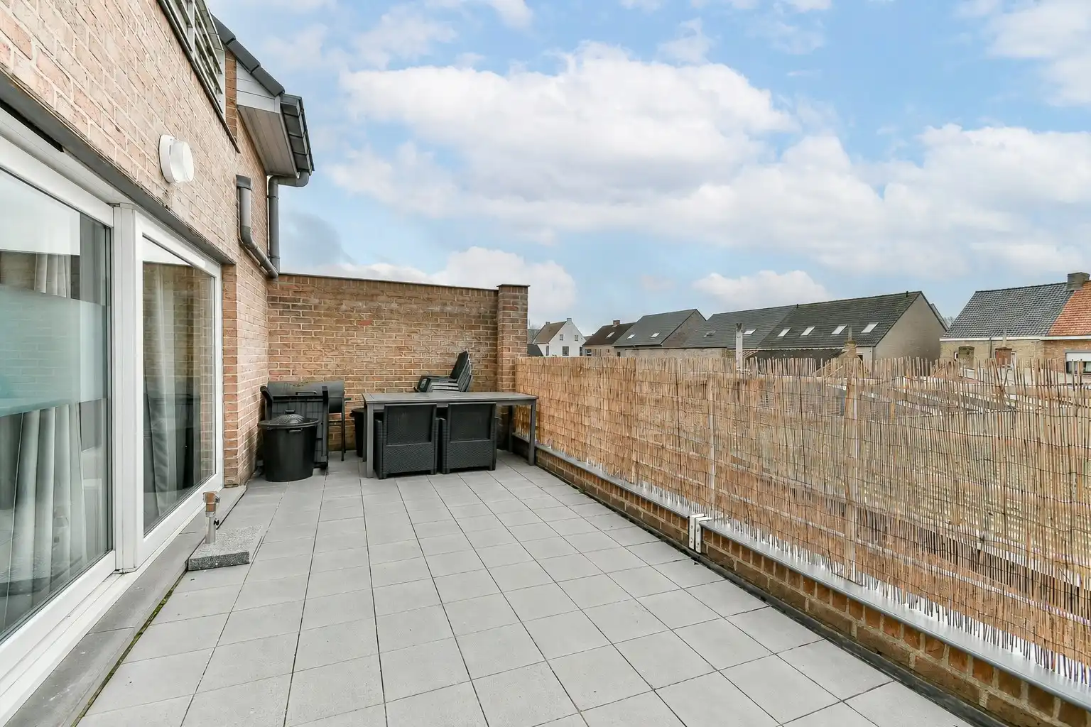 Instapklaar appartement met twee slaapkamers en ruim zonneterras van 23m² op rustige ligging te Gistel foto 2
