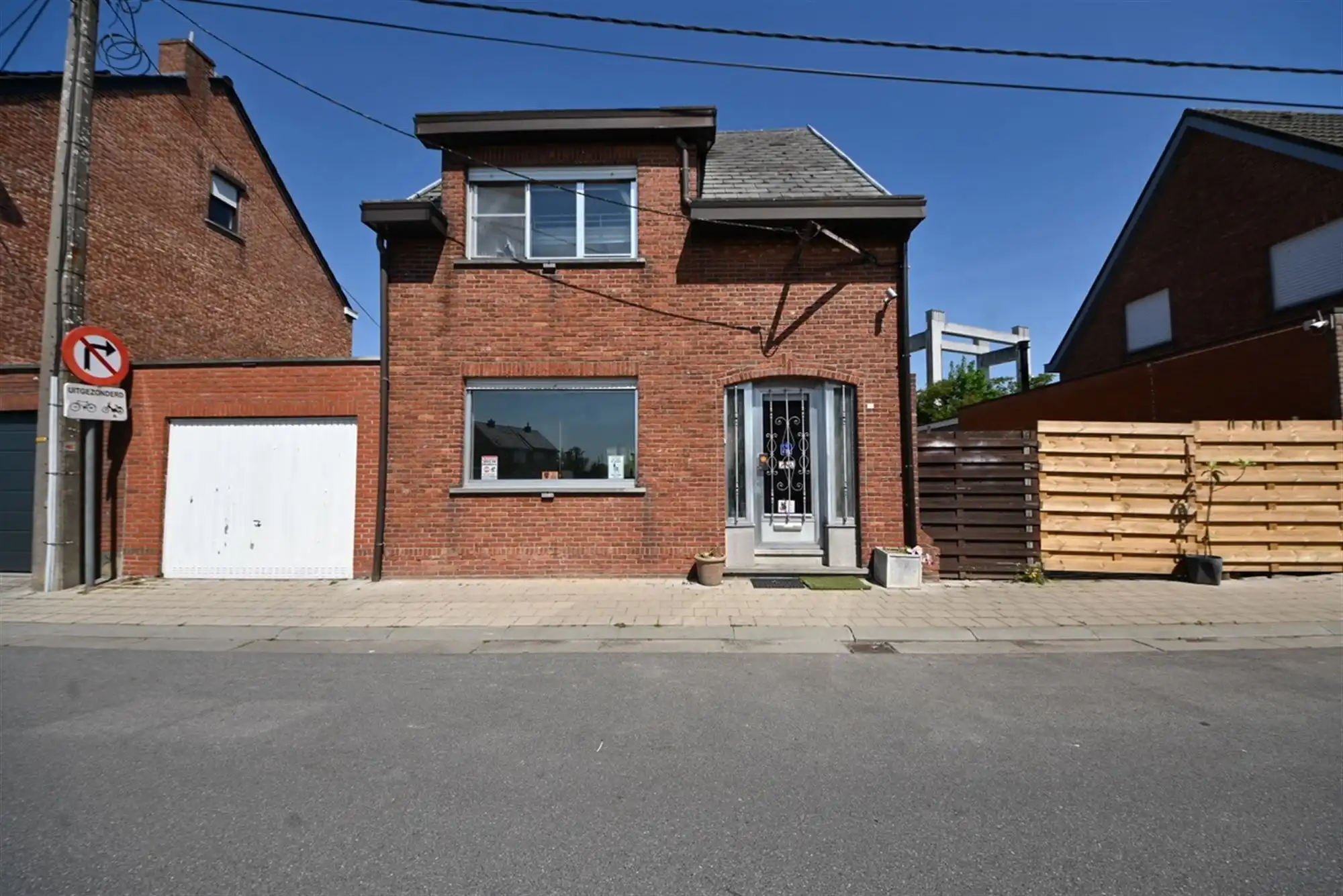 Hoofdfoto van de publicatie: Te renoveren woning met 3 slaapkamers, garage en tuin. 