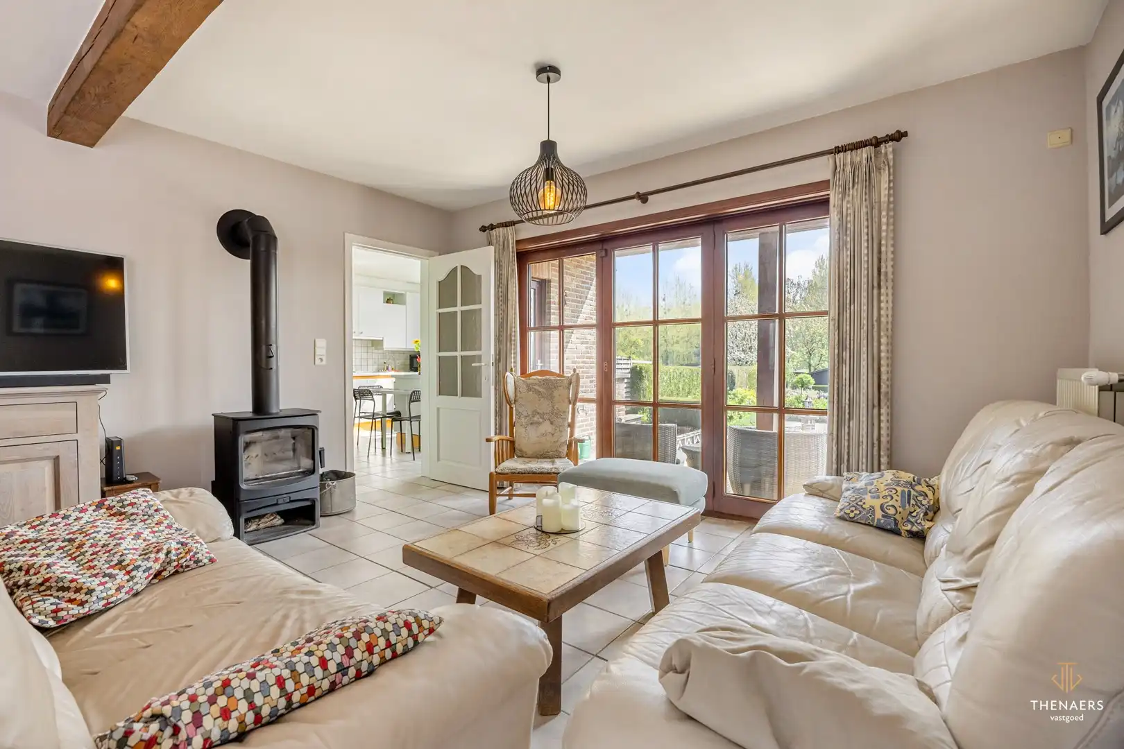 Ruime halfopen woning met 3 slaapkamers en prachtige tuin. foto 4