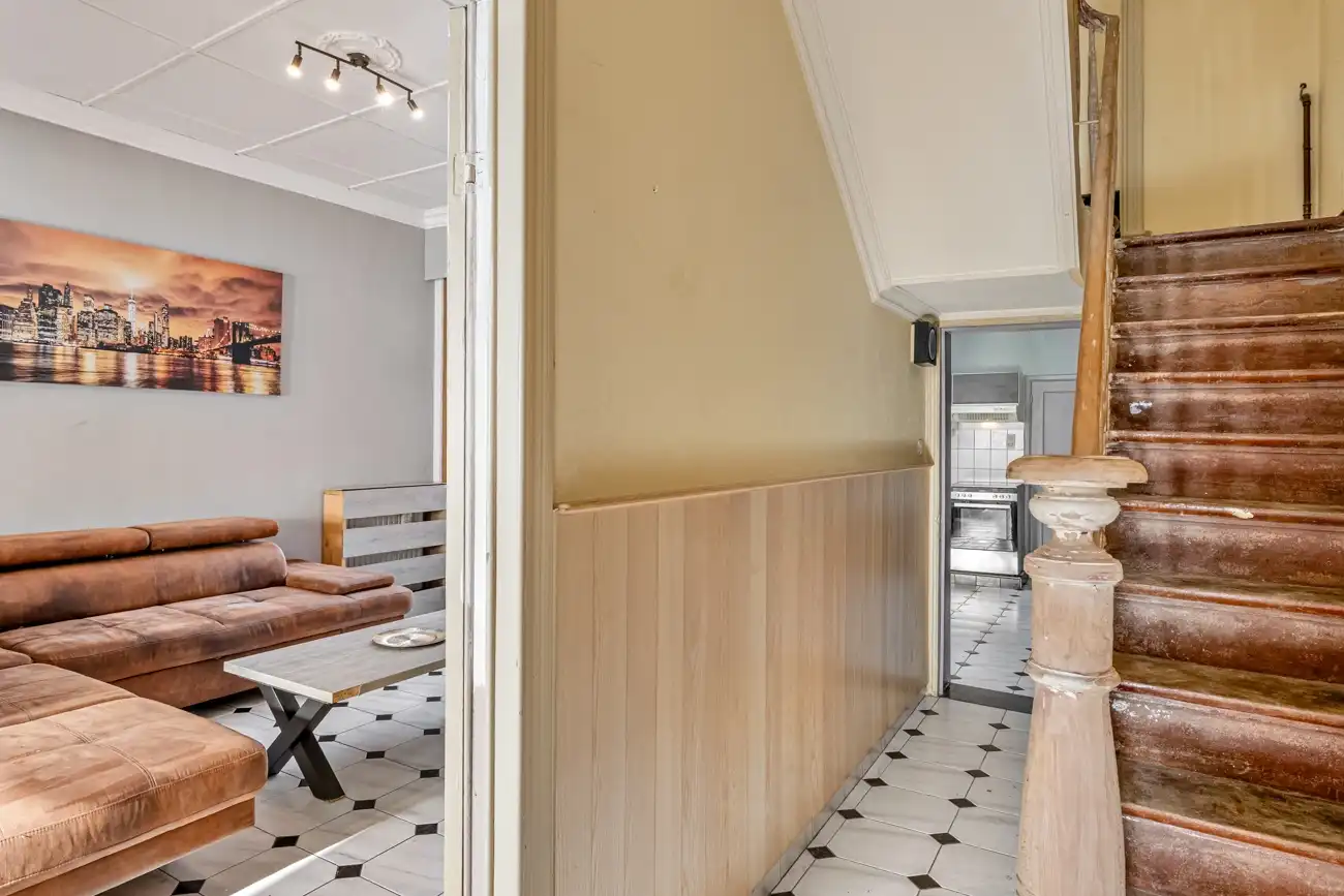 Charmante gesloten (kangoeroe)woning met heel wat potentieel op een gegeerde locatie in Oostakker! foto 2