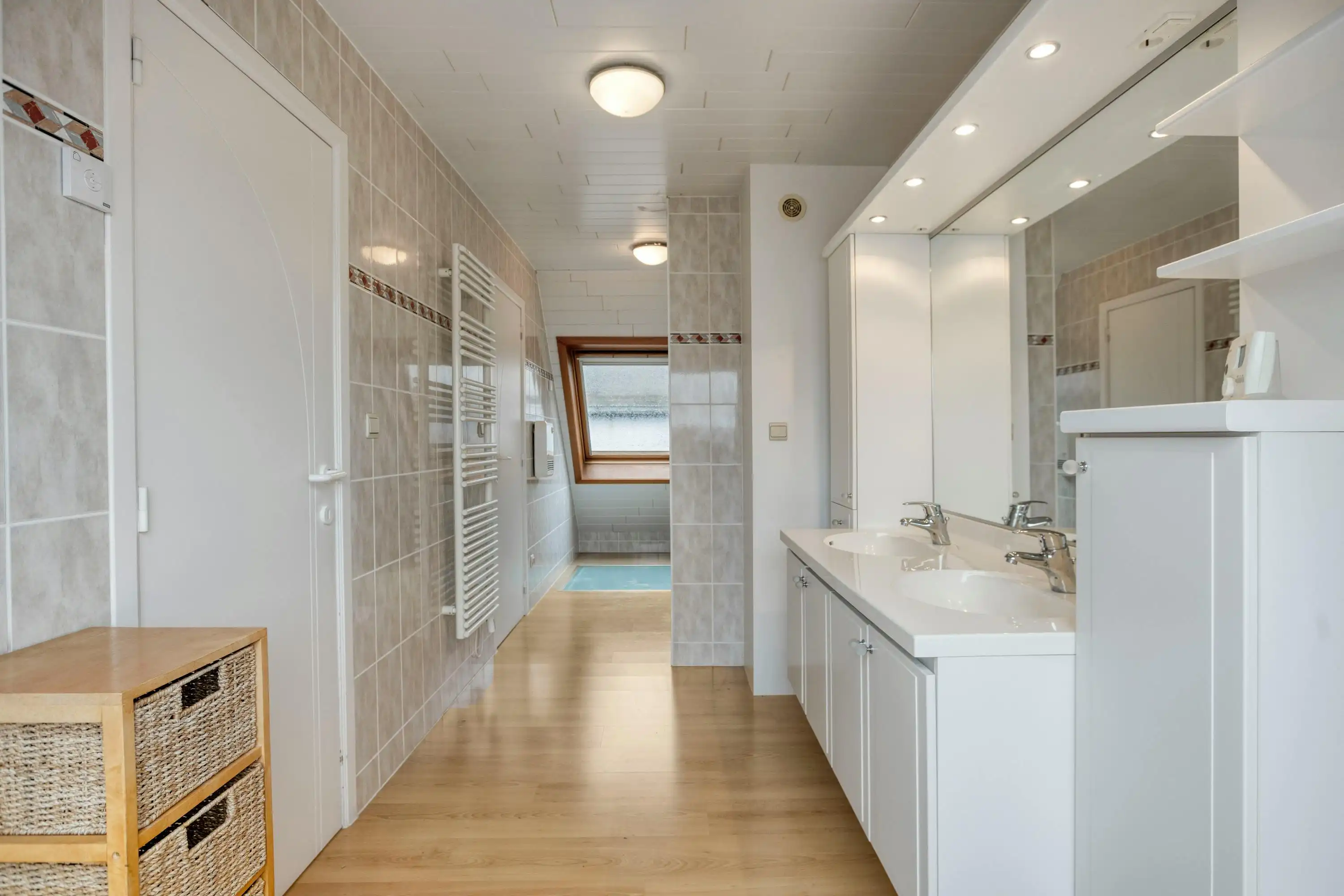 Ruime woning met 2 garages en lift in centrum Veurne foto 8