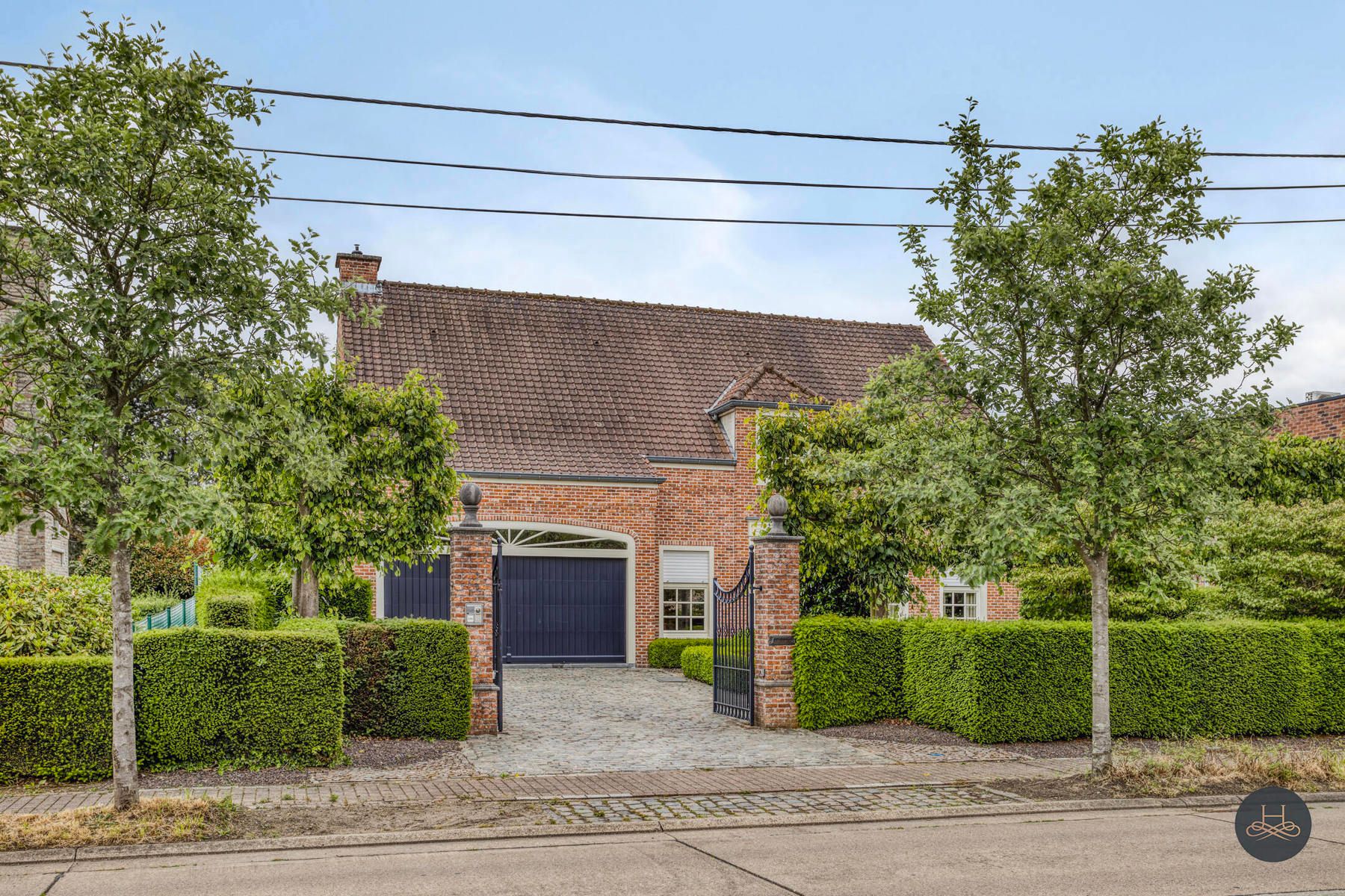 Stijlvolle woning met zorgvuldig aangelegde tuin foto {{pictureIndex}}