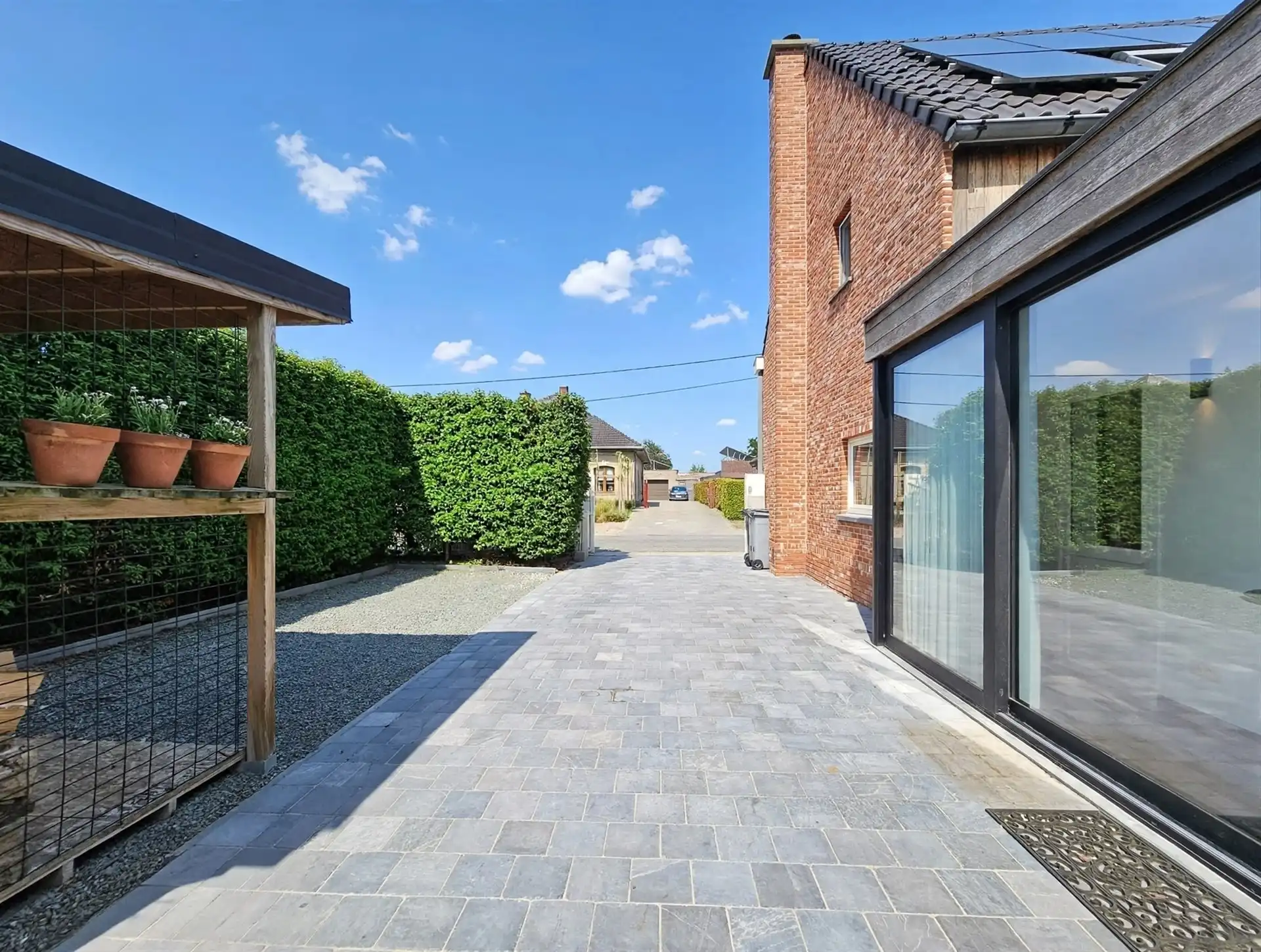 Charmante instapklare gezinswoning met 2 garages op prachtig perceel met zicht op oneindig. foto 19