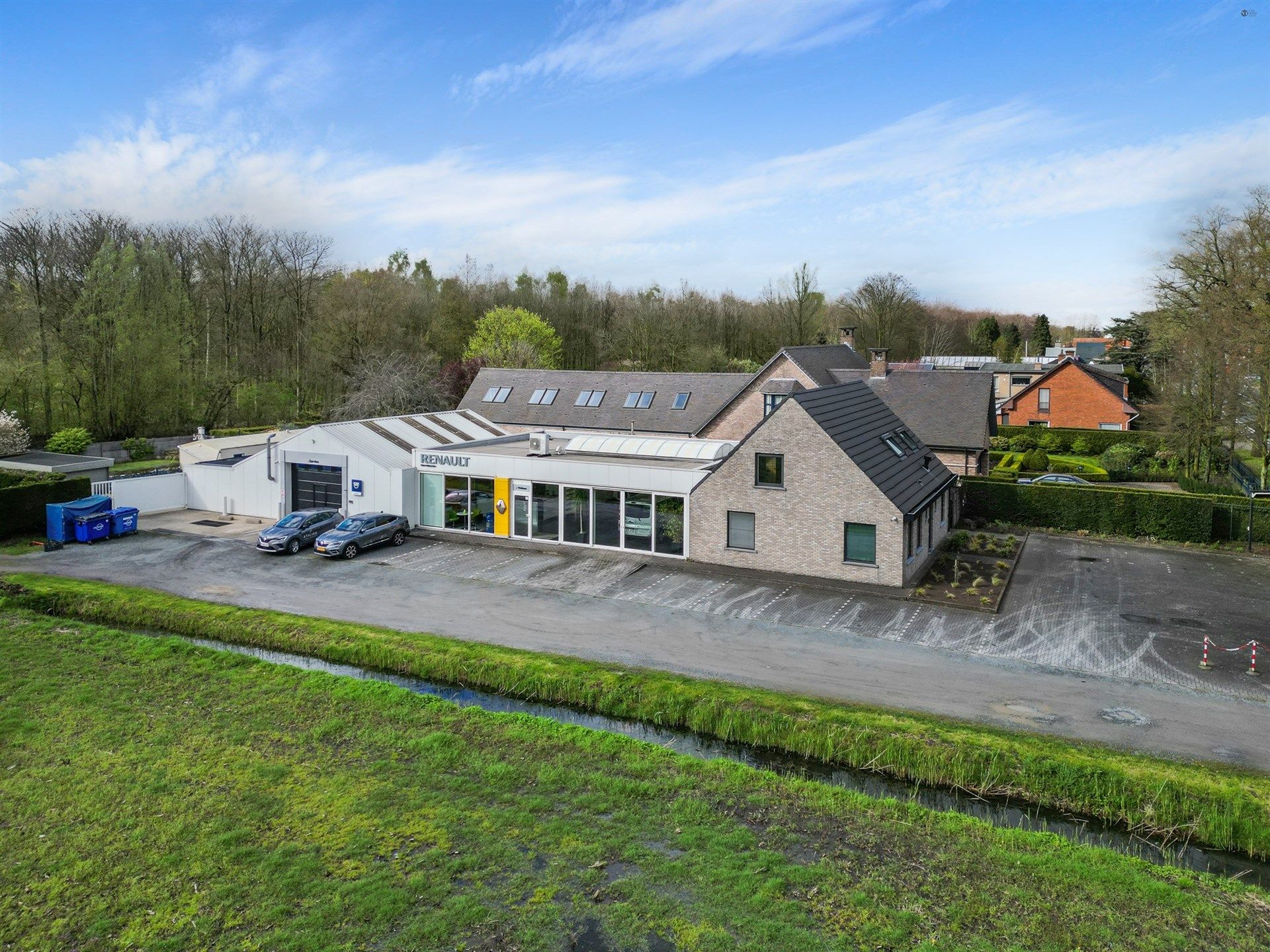 Open bebouwing met aanpalend magazijn op toplocatie foto 1