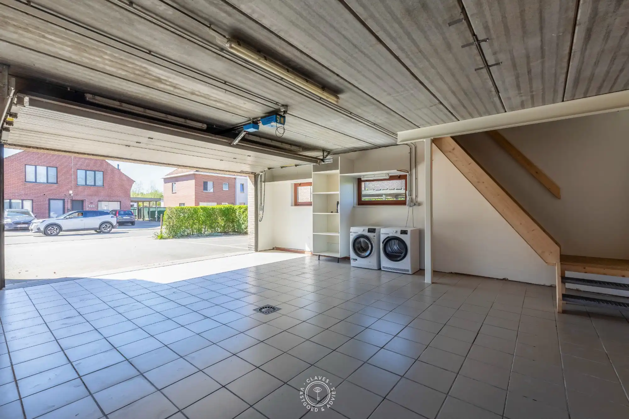 Welgelegen ruime halfopen bebouwing met dubbele garage foto 16