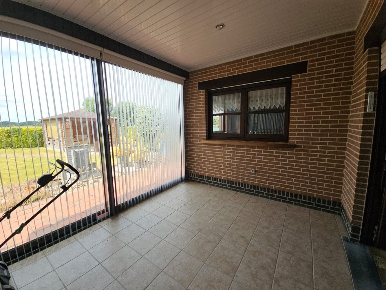 Volledig onderkelderde villa met zongerichte tuin foto 13