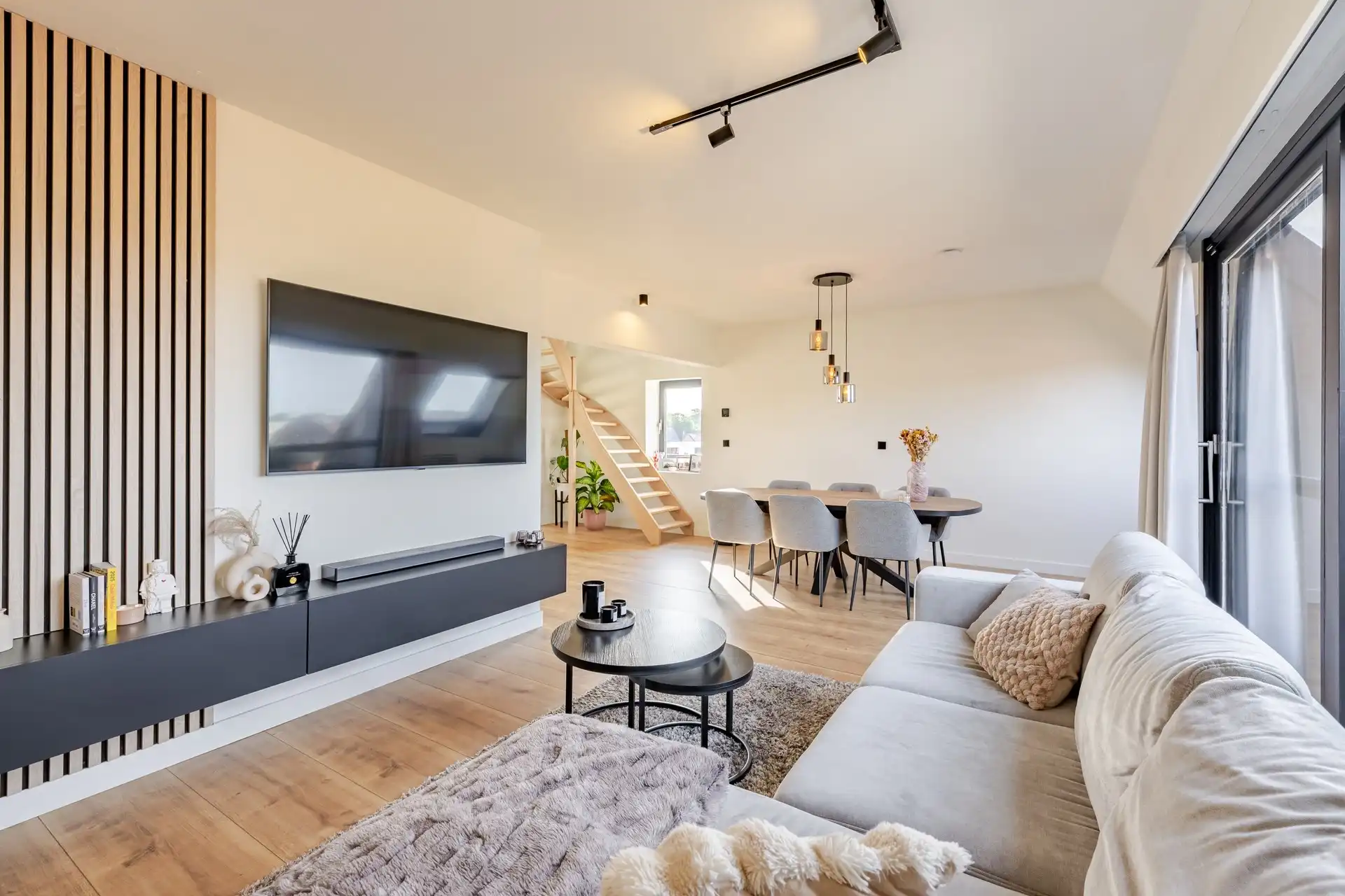 Prachtig gerenoveerd appartement in de dorpskern! foto {{pictureIndex}}