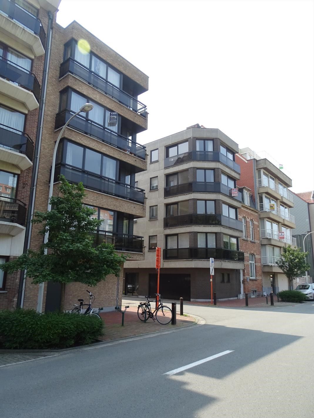 Ruim, lichtrijk hoekappartement met open zicht foto {{pictureIndex}}