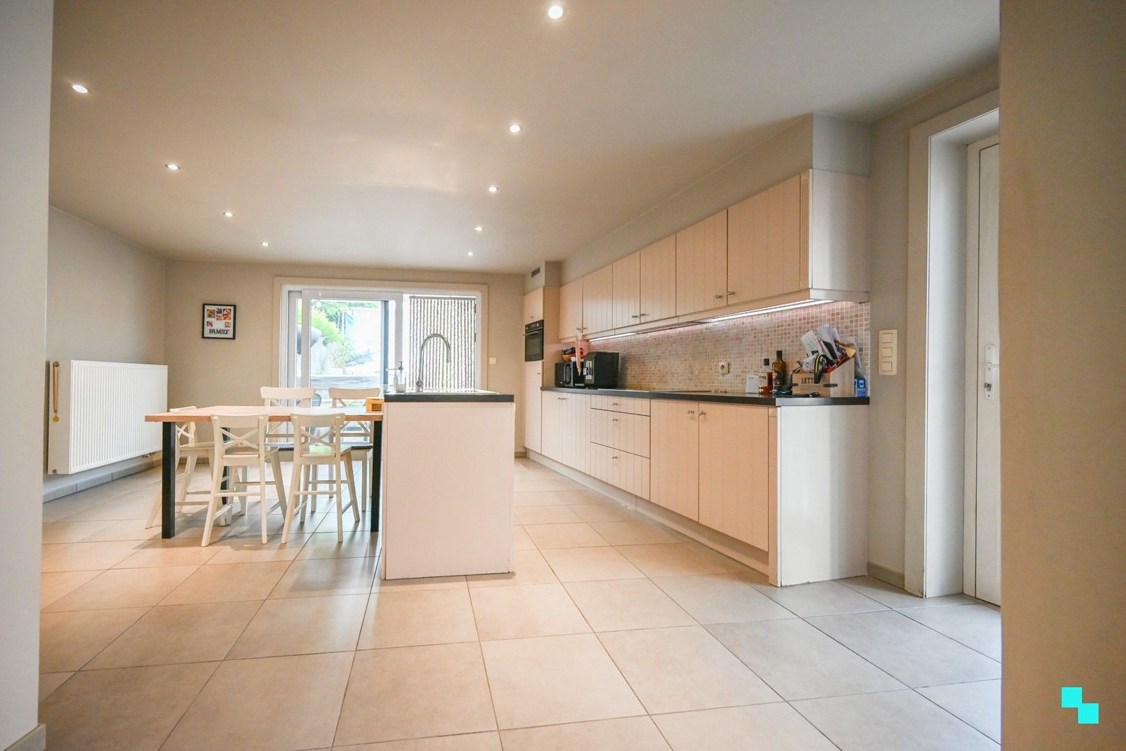 Ruim magazijn met kantoorruimtes en woonst te Lendelede foto 16