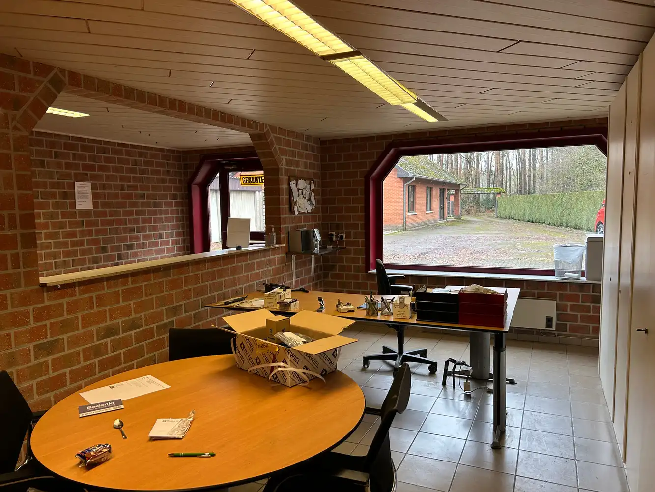 BEDRIJGSPANDEN MET KANTOREN EN MACHINES EN ROLLEND MATERIEEL foto 4