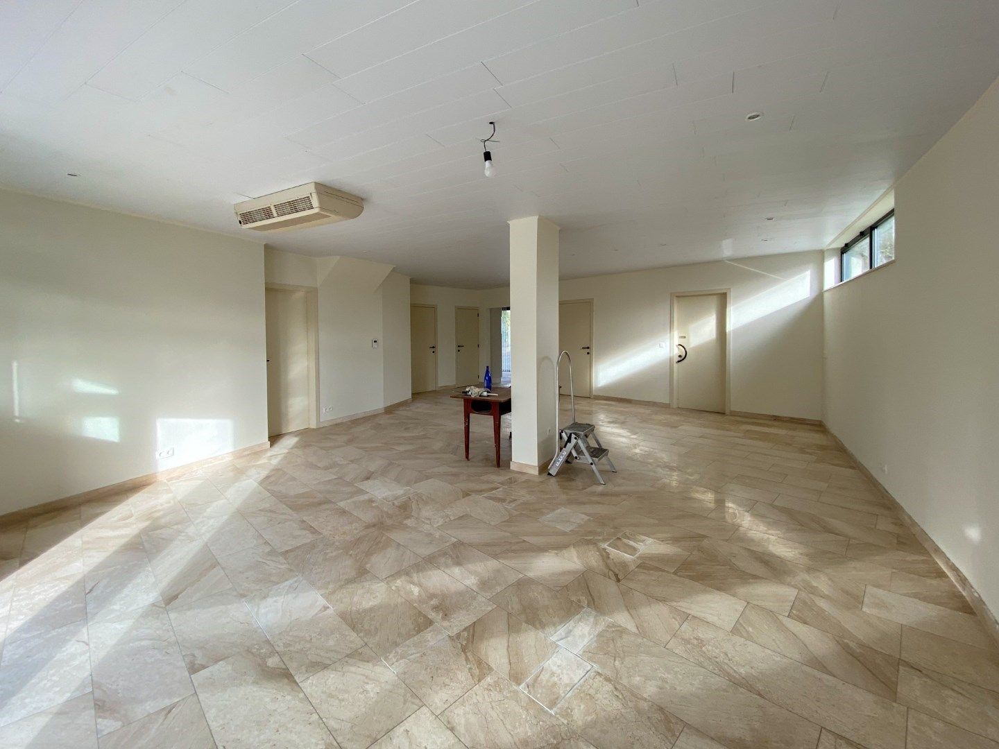 Ruim gelijkvloersappartement met 2 slaapkamers en garage. foto 3
