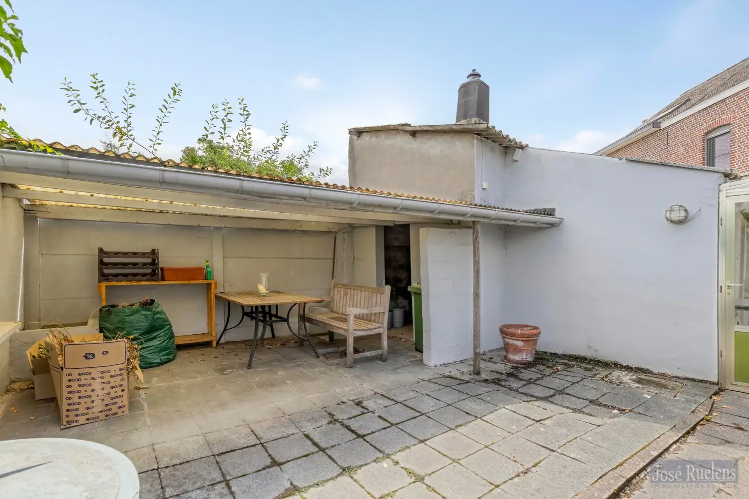 Goede gelegen gezinswoning met zij-ingang en grote tuin. foto 21