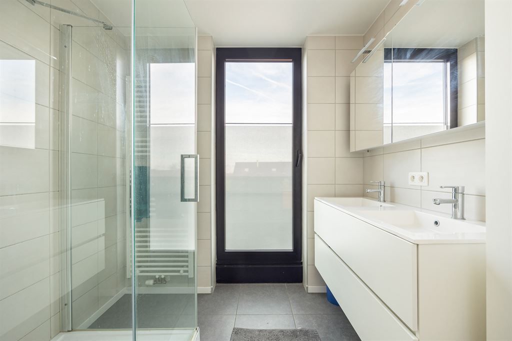 Recent en lichtrijk appartement met ruim terras! foto 13