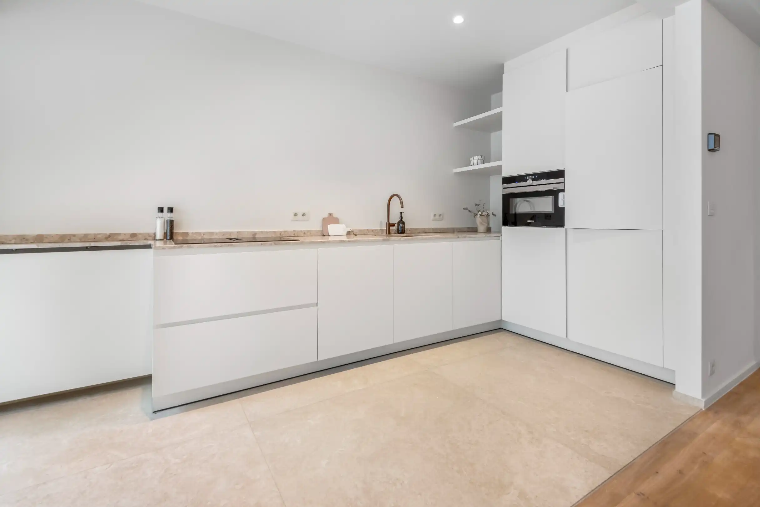 Prachtig gerenoveerd appartement rustig gelegen op de Zoutelaan vlakbij de winkels van de Dumortierlaan en de Lippenslaan. foto 9